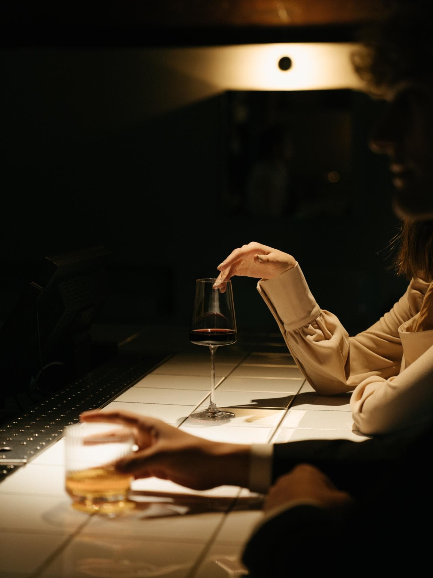 zwei Personen sitzen an der Bar trinken etwas zwei Personen sitzen an der Bar trinken etwas