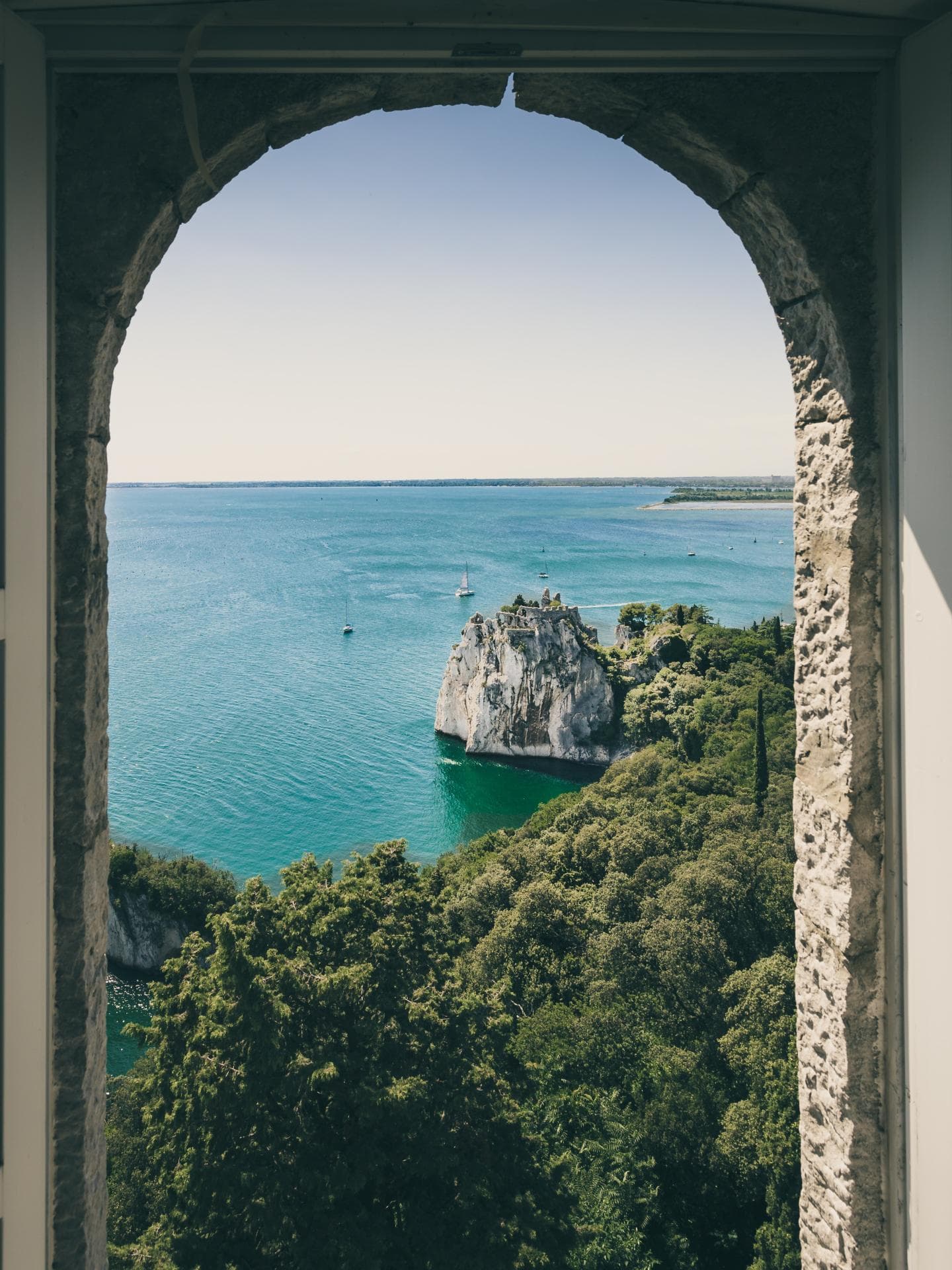 Ausblick aus dem Fenster auf Meer und Felsen und Wälder
