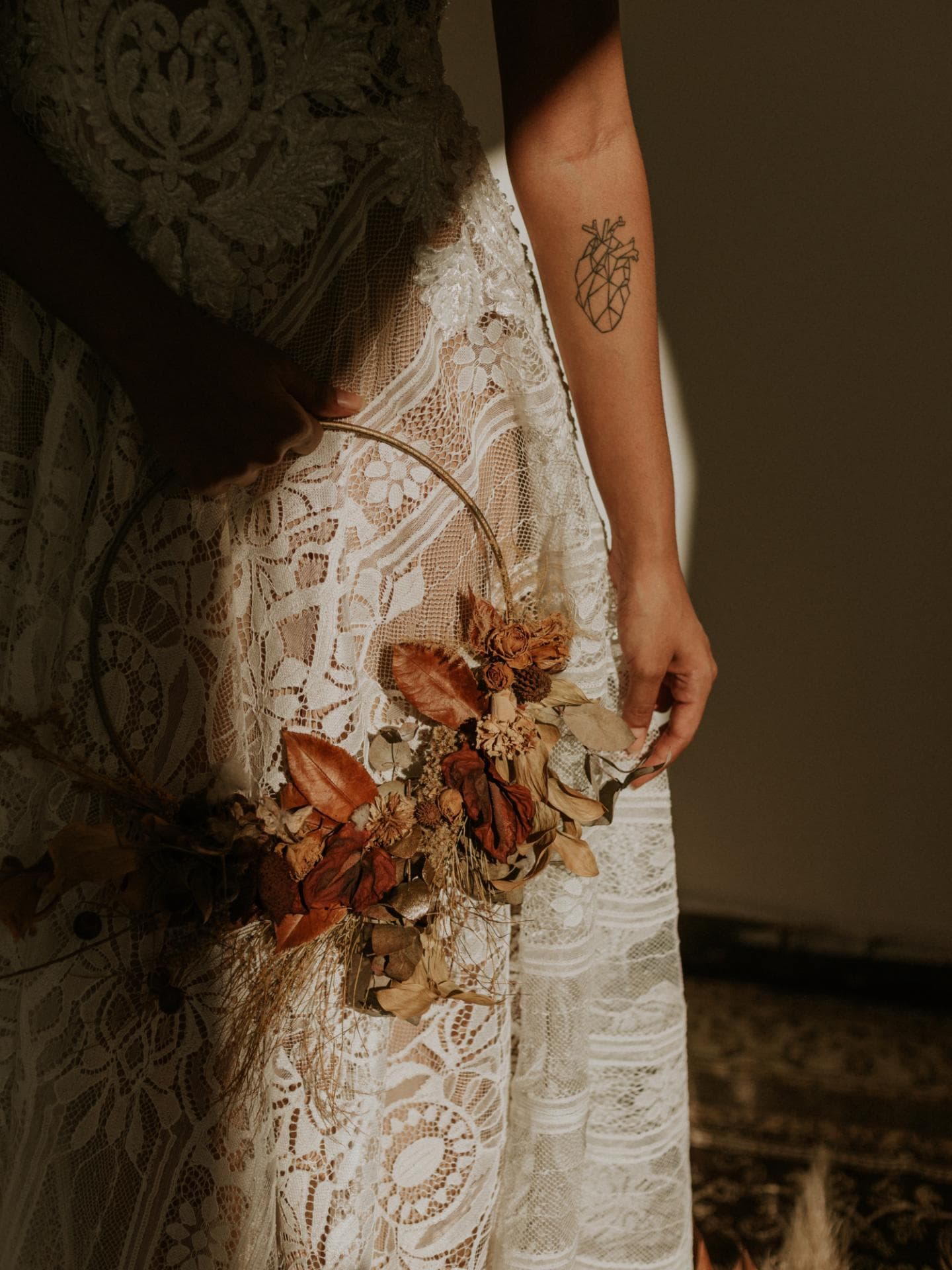 Frau mit Spitzenkleid und Tattoo