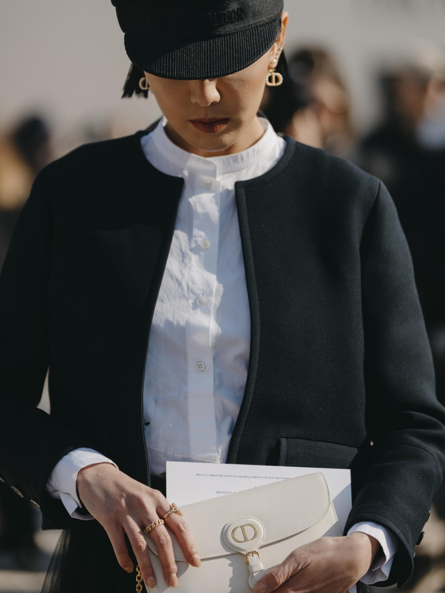 Frau trägt Hut und guckt nach unten Streetstyle Fashion Week