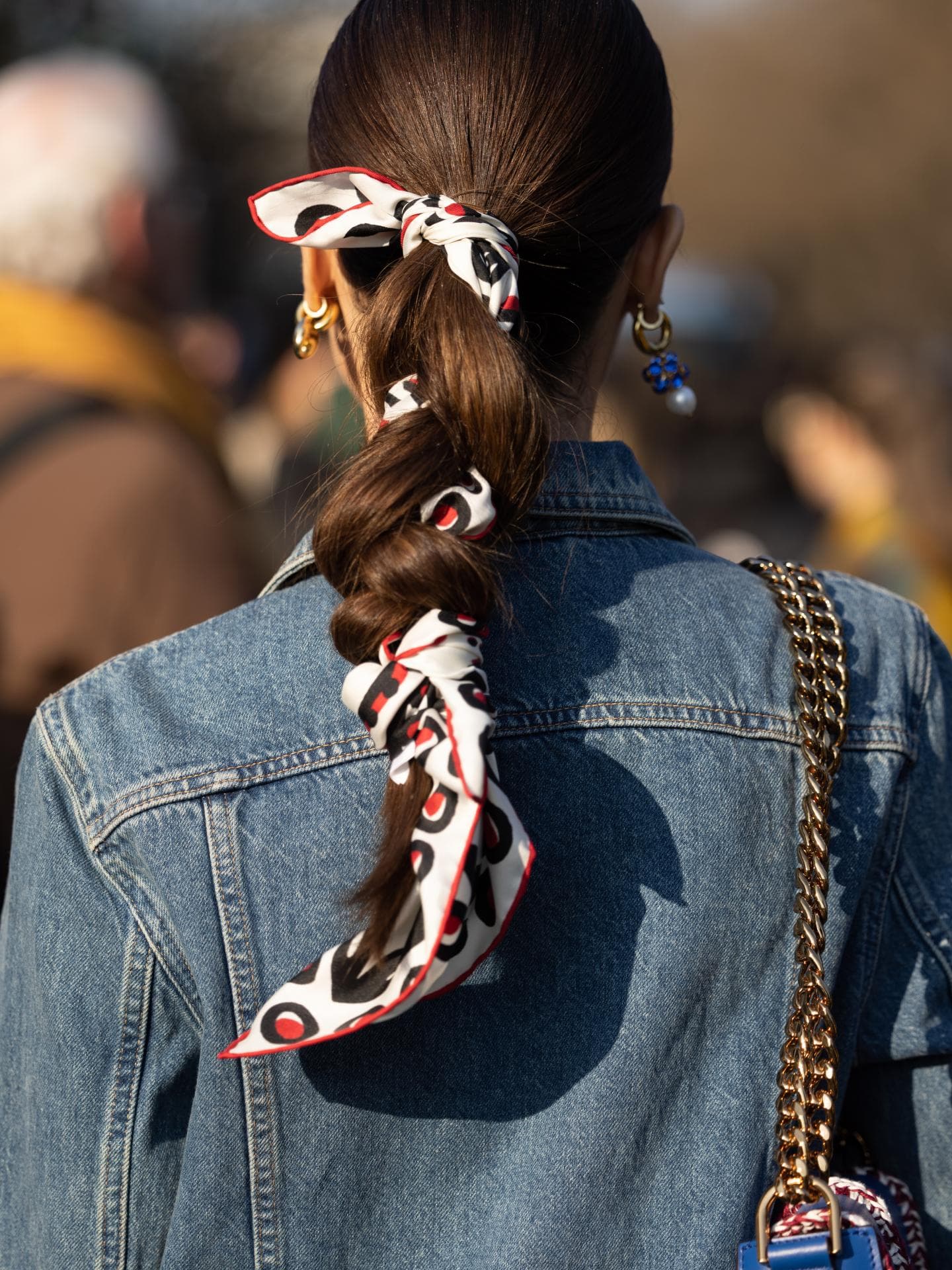 Frau trägt Haarband