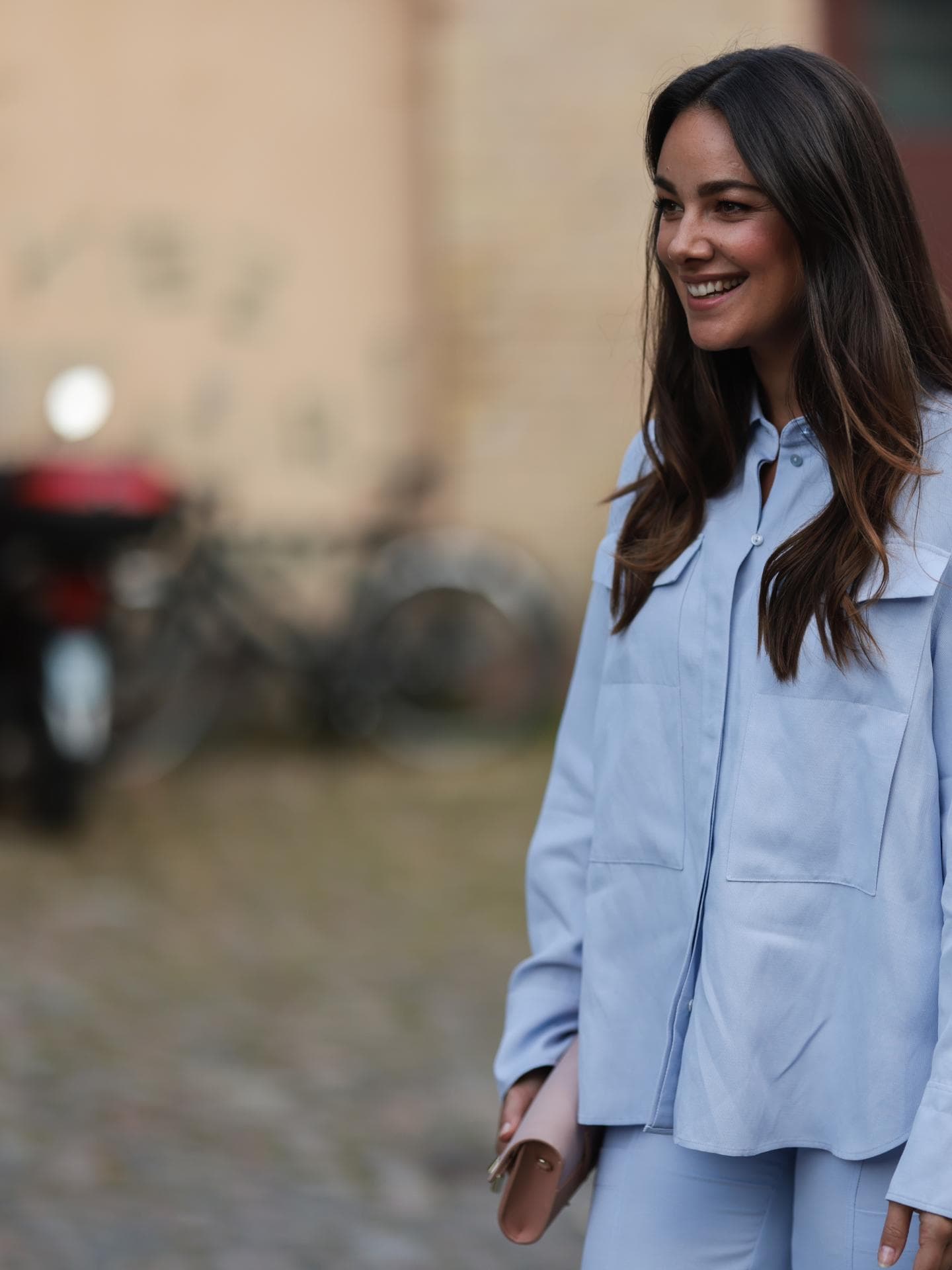 Janina Uhse Streetstyle 2021 trägt blaues Shirt und Hose