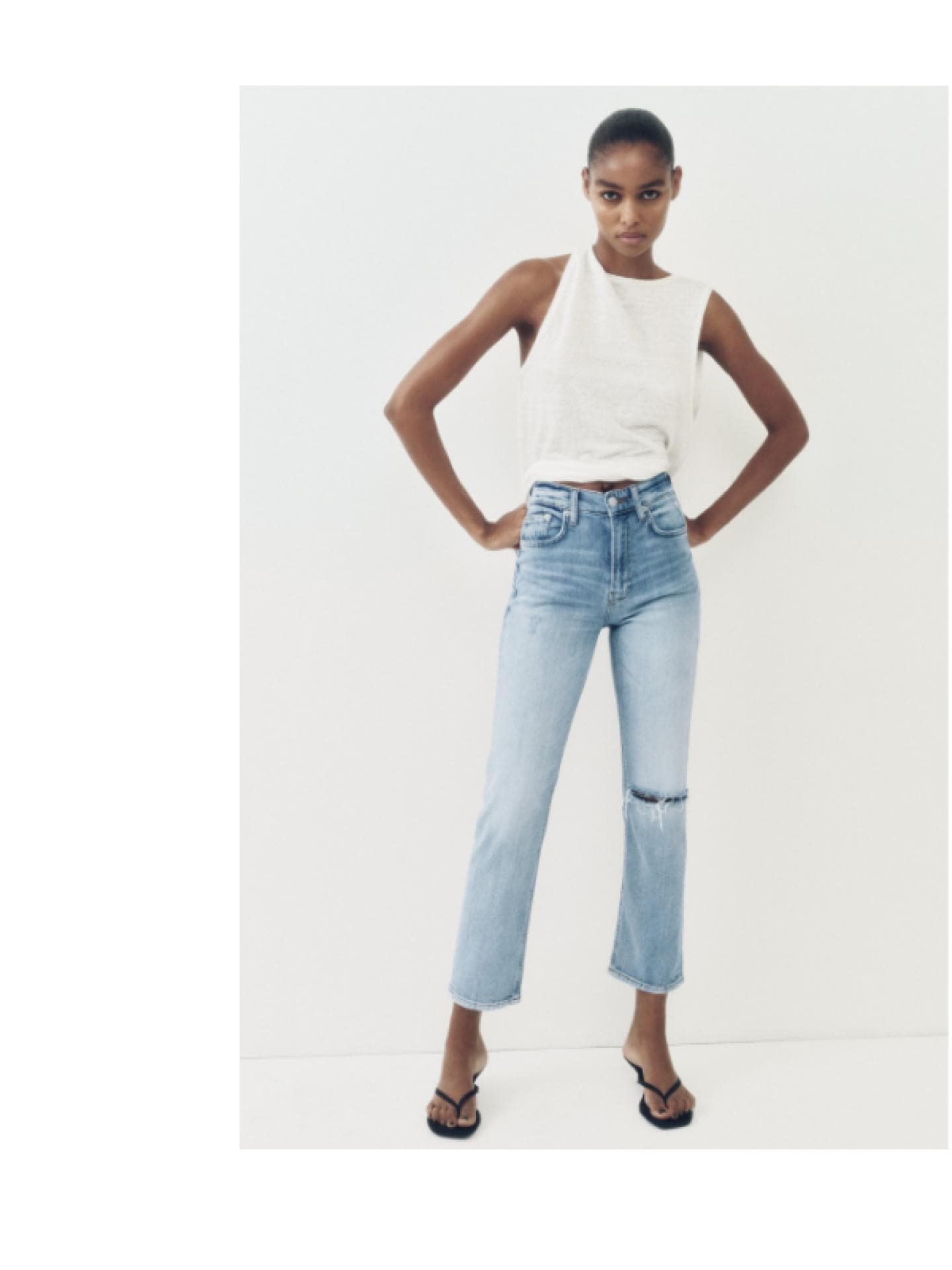 Frau trägt hellblaue Cropped Jeans