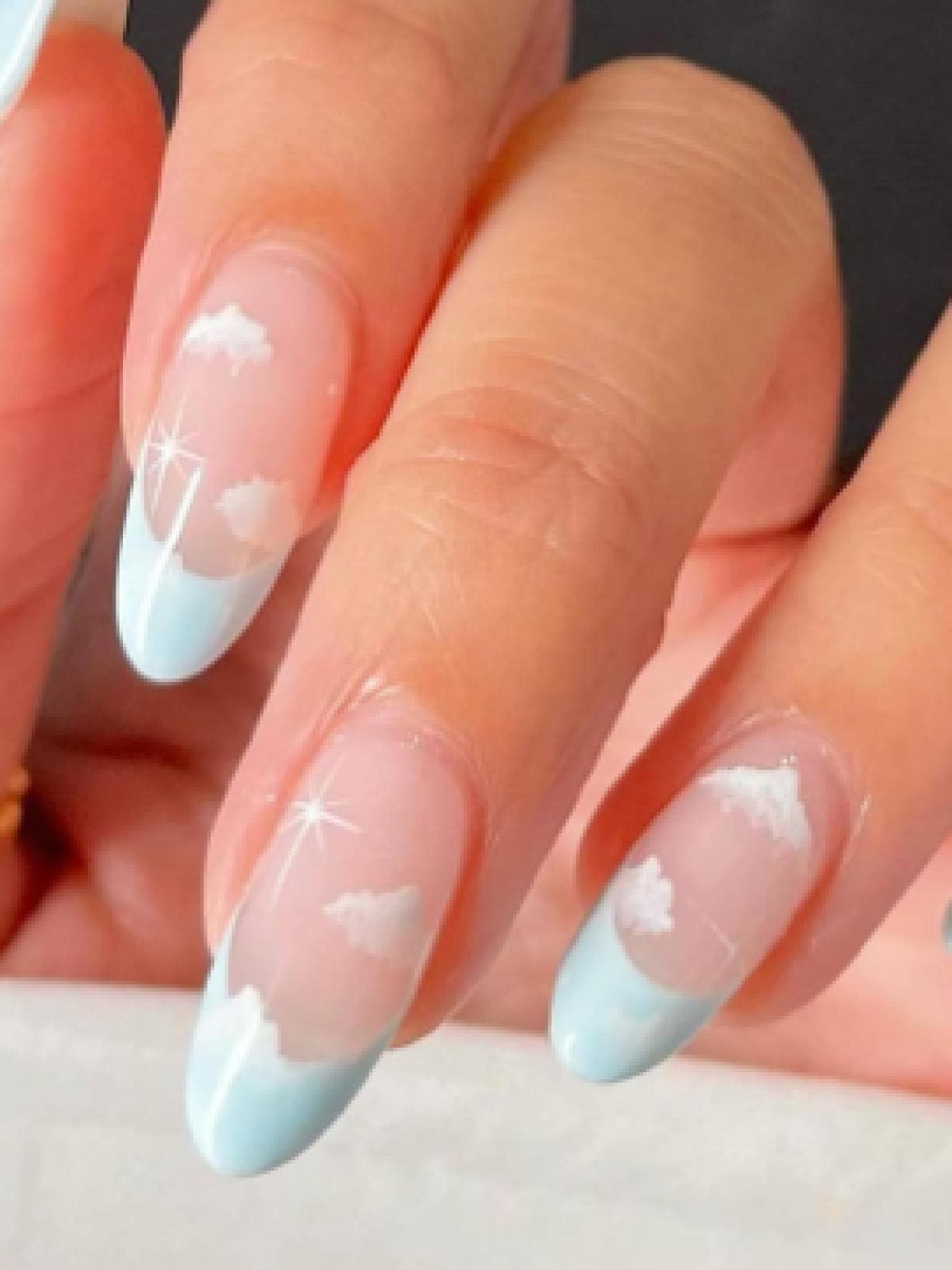 Press On Nails Wolken