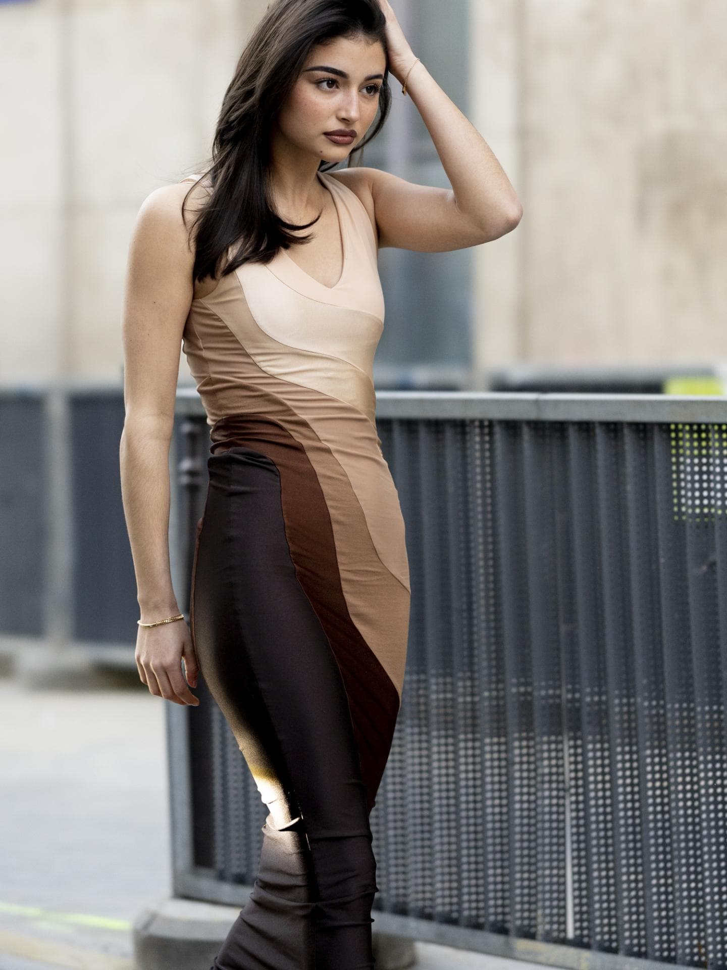 Streetstyle Fashion Week Paris Frau trägt Kleid