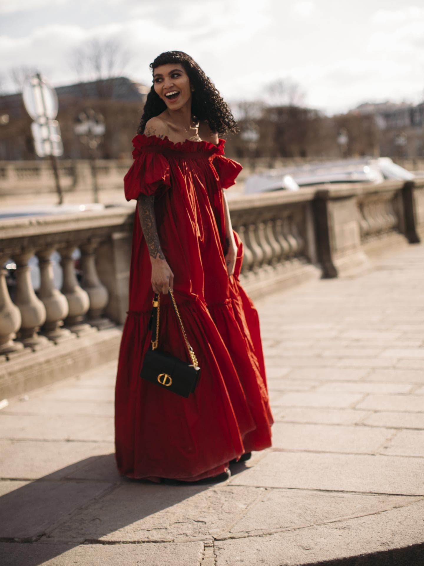 Streetstyle Frau in Paris Fashion Week rotes Kleid