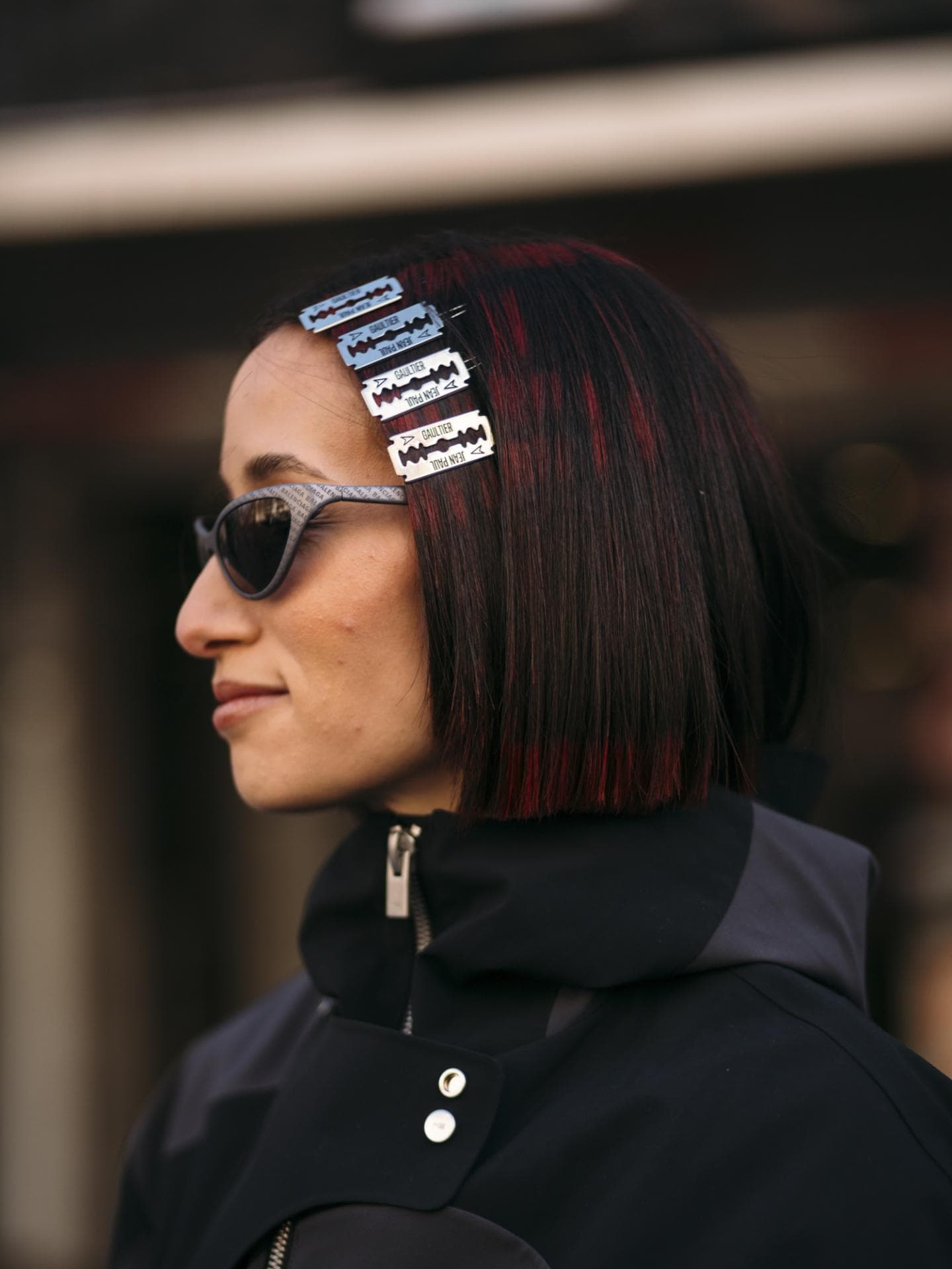 Streetstyle Paris Fashion Week Frau trägt Haarspangen und Jacke