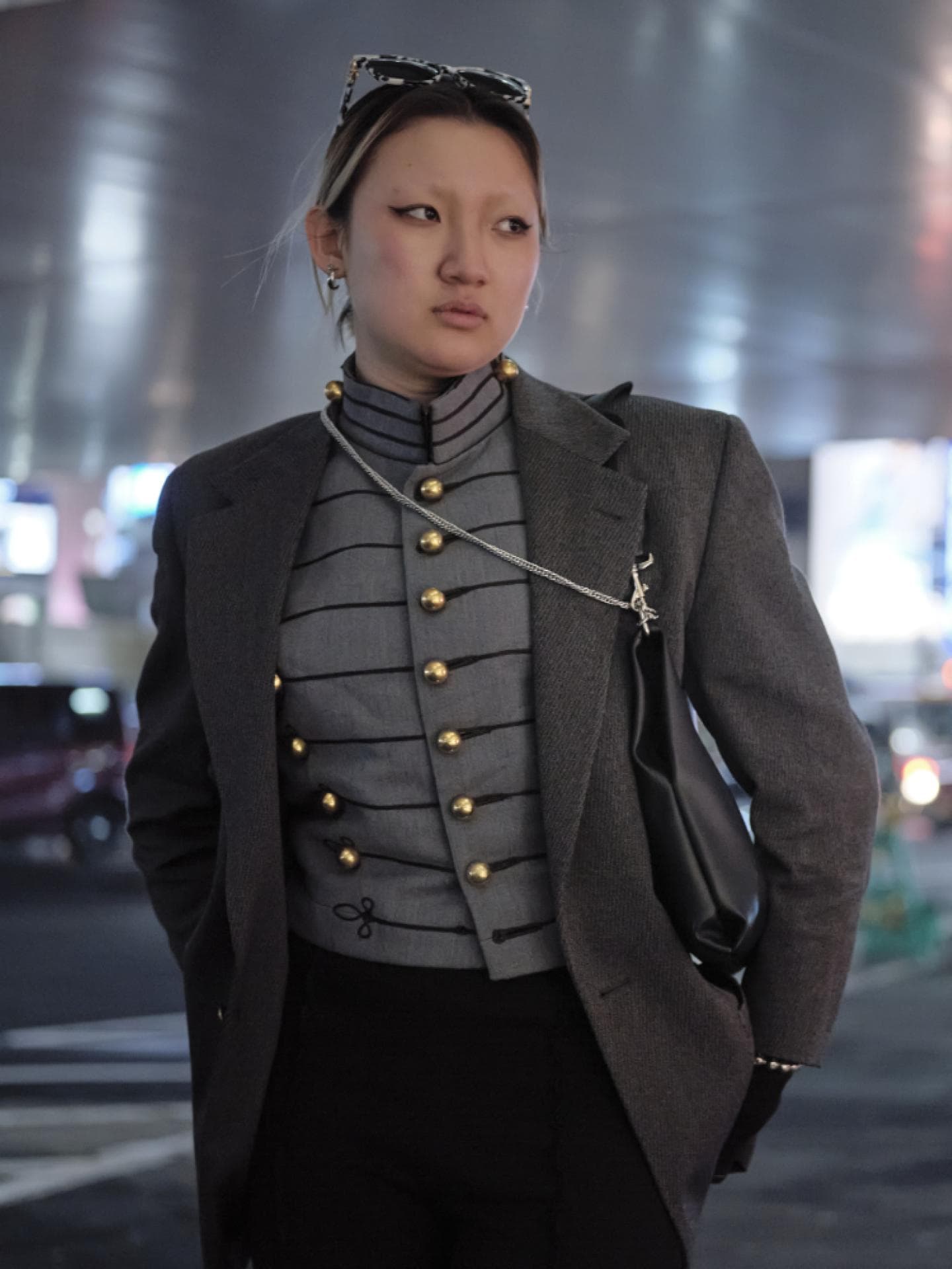 Streetstyle Tokyo Fashion Week Frau trägt Blazer