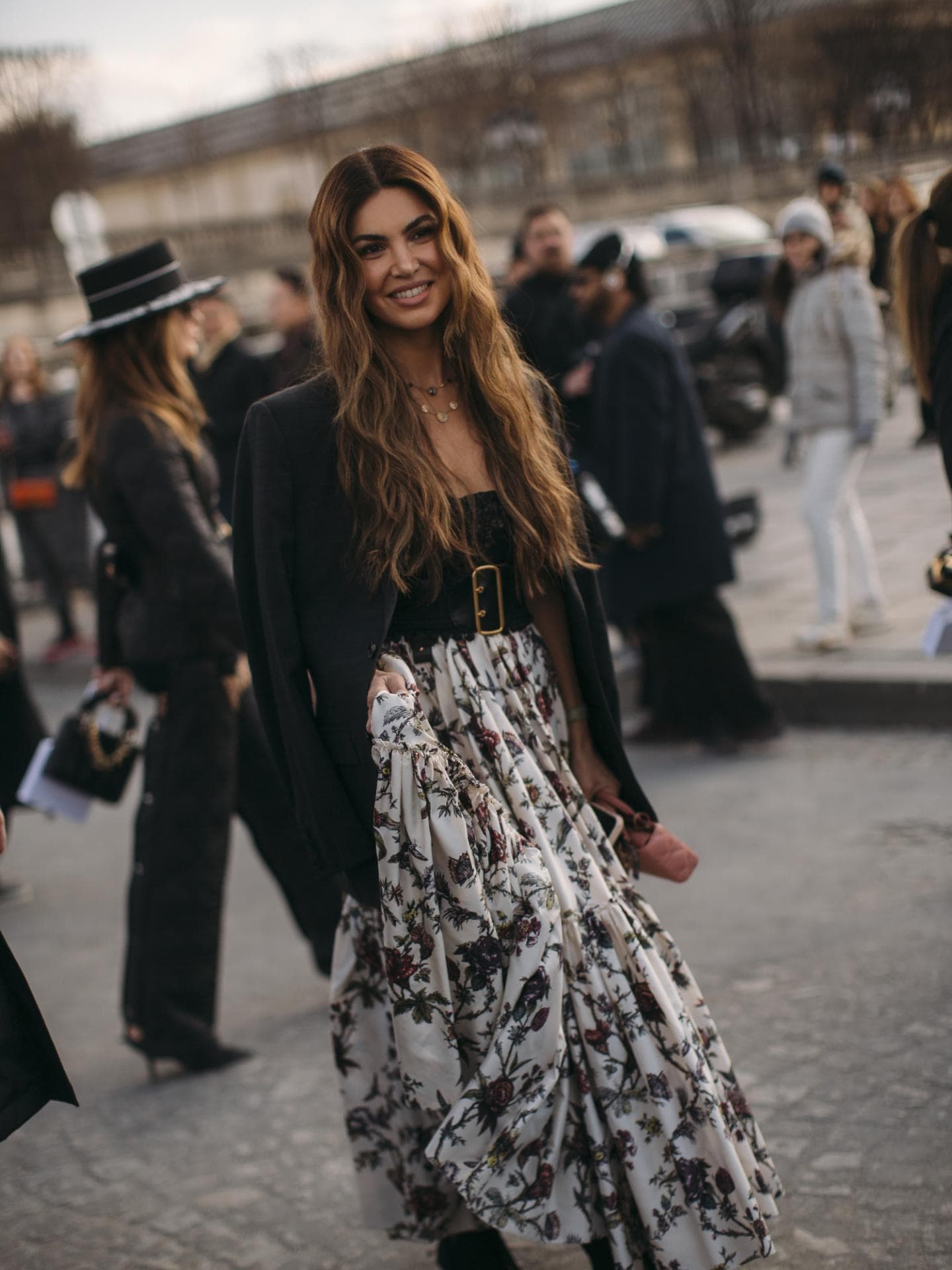 stylische Frau auf pariser Fashion Week