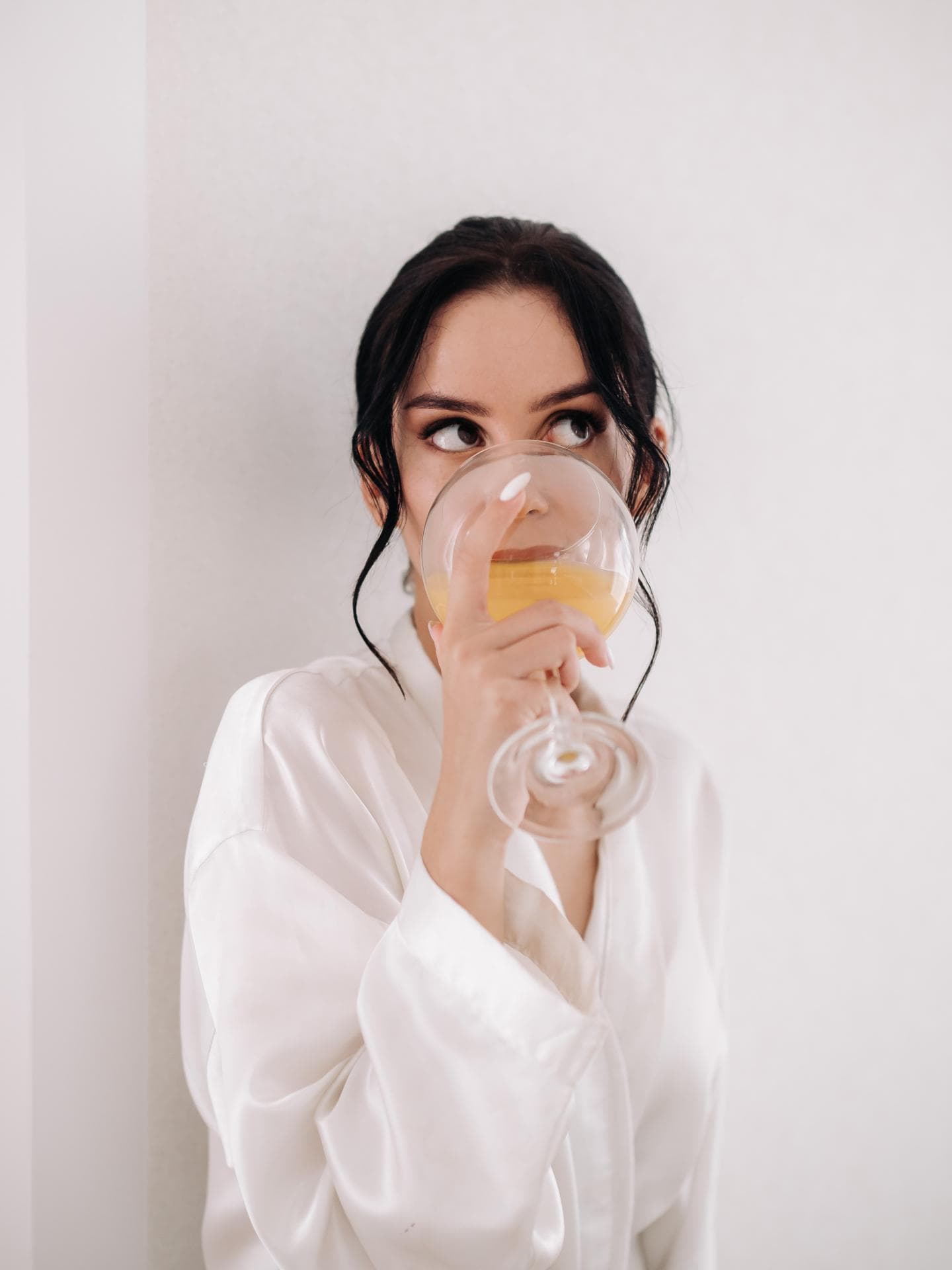 Frau trinkt Cocktail