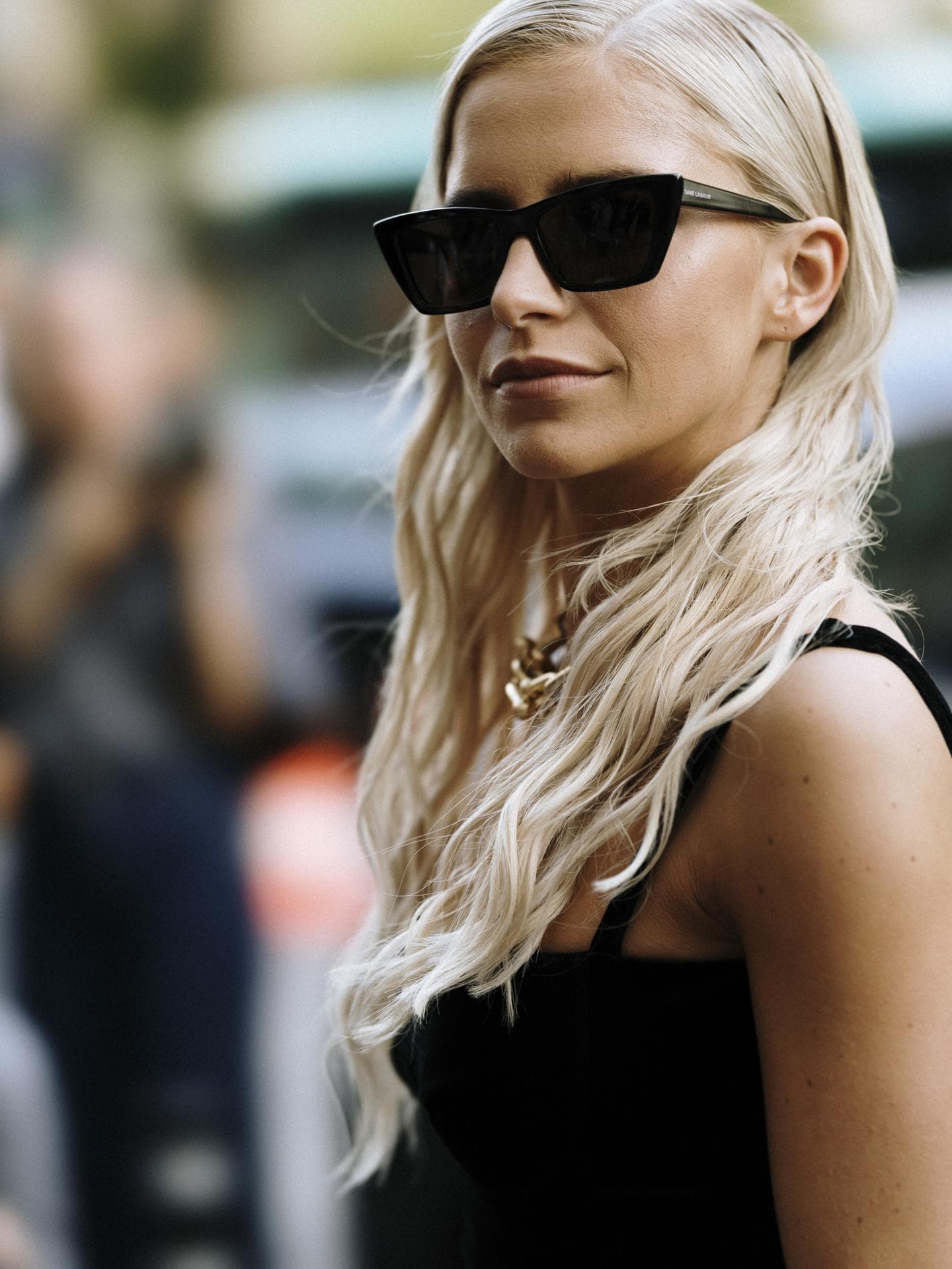 Caro Daur trägt Wellen blonde Haare mit Sonnenbrille