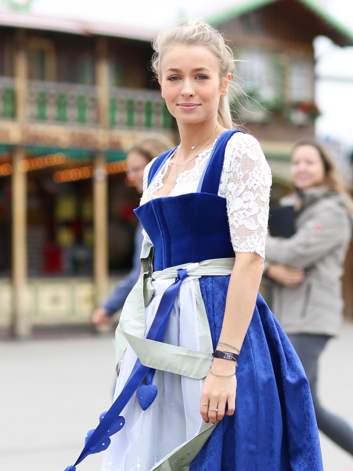 Frau in blauem Dirndl