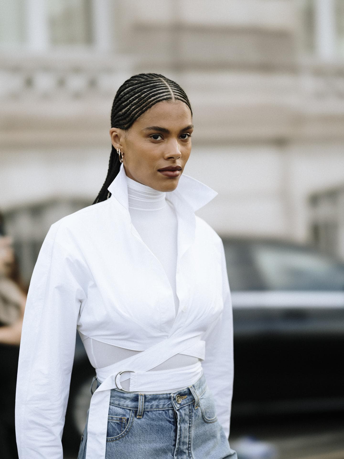 Frau Paris Fashion Week Streetstyle trägt weiße Bluse und Jeans