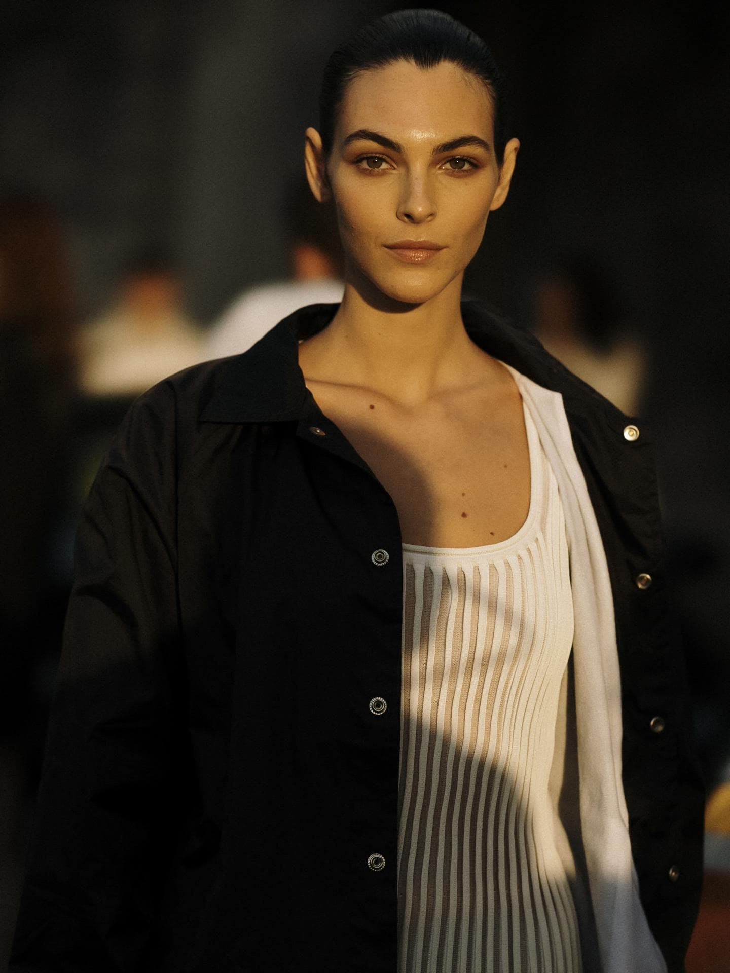 Frau Paris Fashion Week Streetstyle trägt weißes Kleid und schwarze Jacke, sleek hair