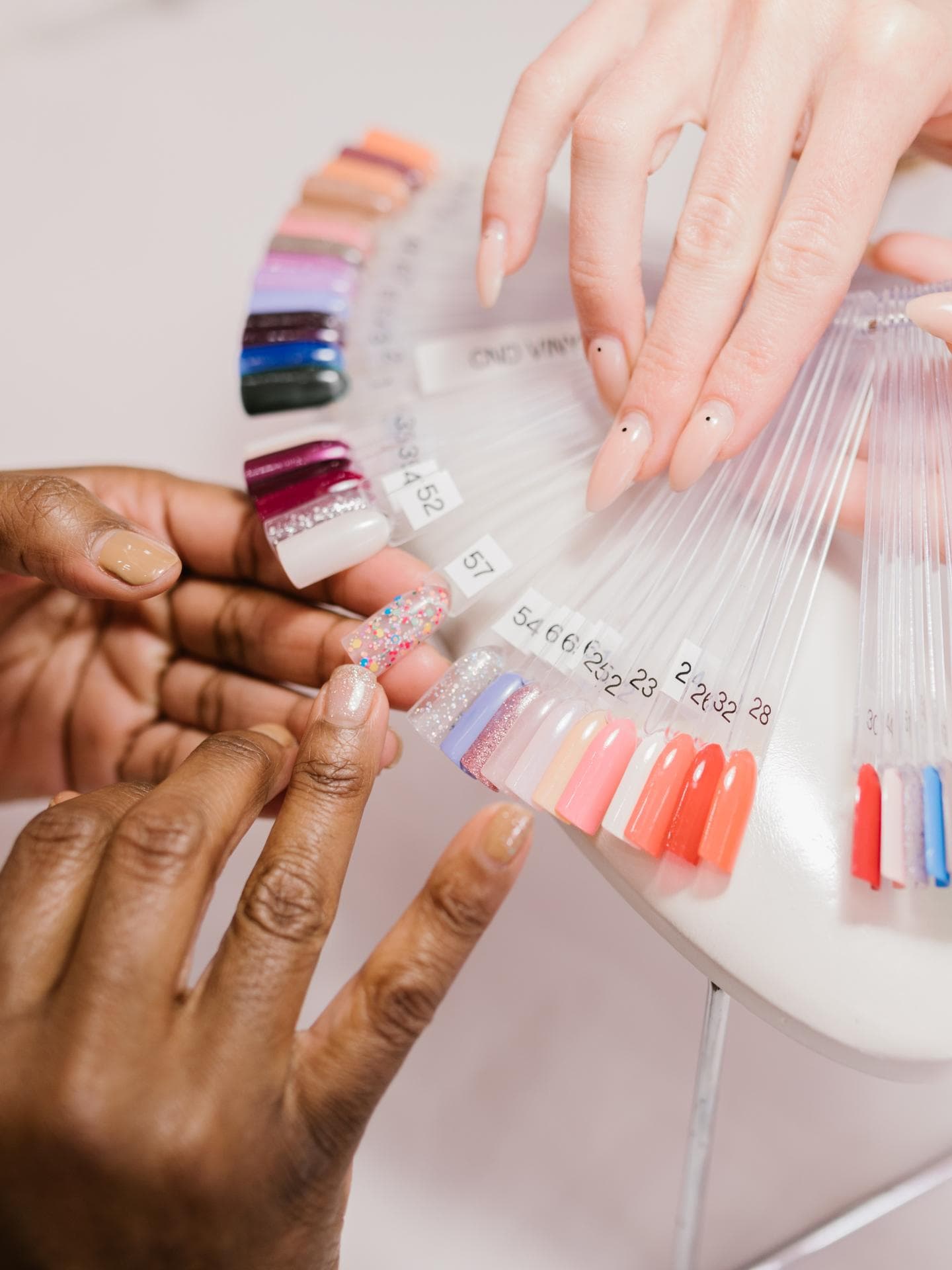 Frau wählt Nagellackfarben aus