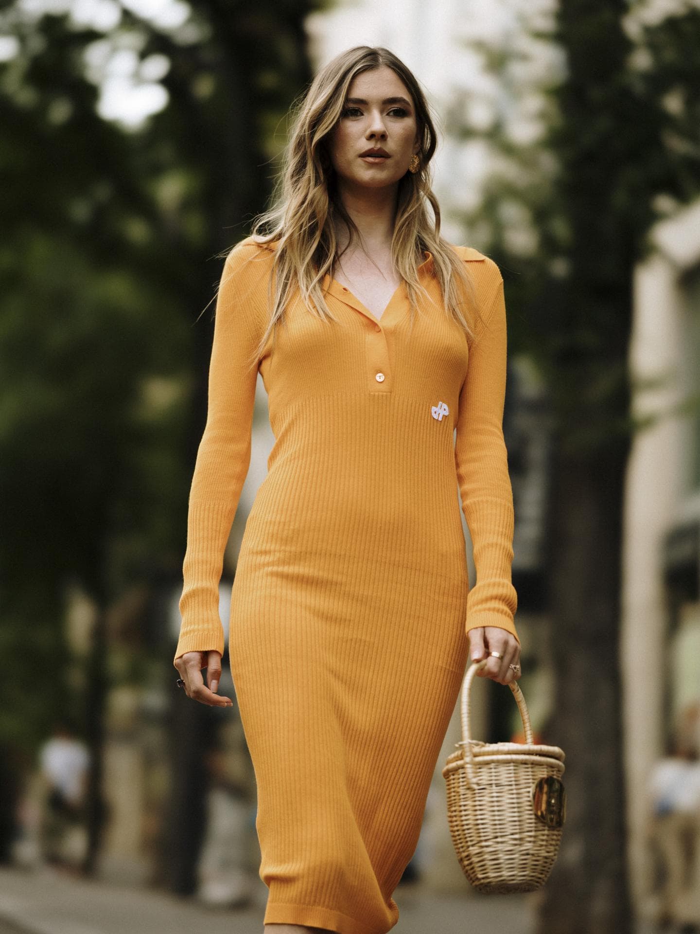 Paris Fashion Week Frau trägt Wellen orangenes Kleid mit Korbtasche