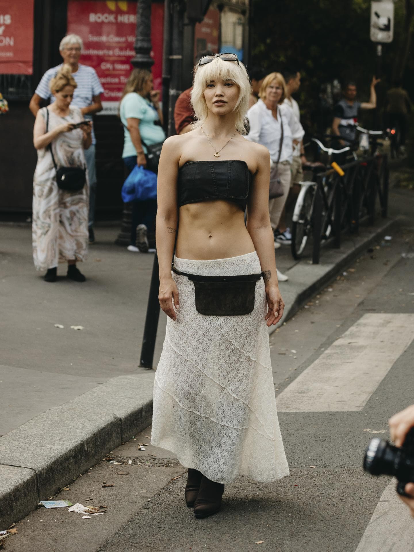 Paris Streestyle Frau trägt Cropped Oberteil und Rock