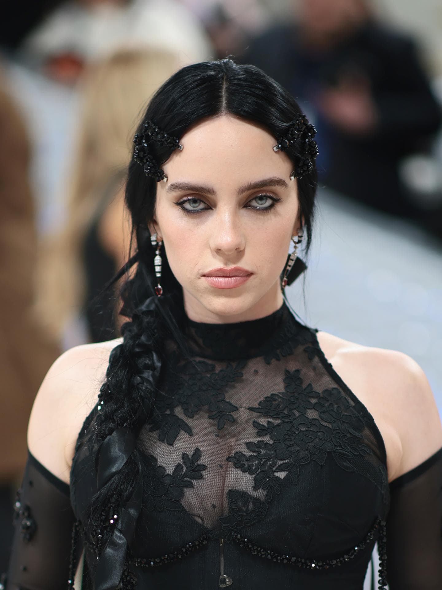 Billie Eilish auf der Met Gala 2023 mit geflochtenem Zopf
