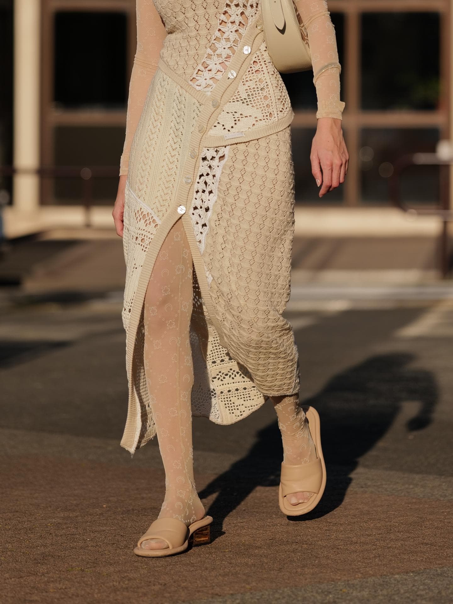 Frau mit hellbrauner Strumpfhose