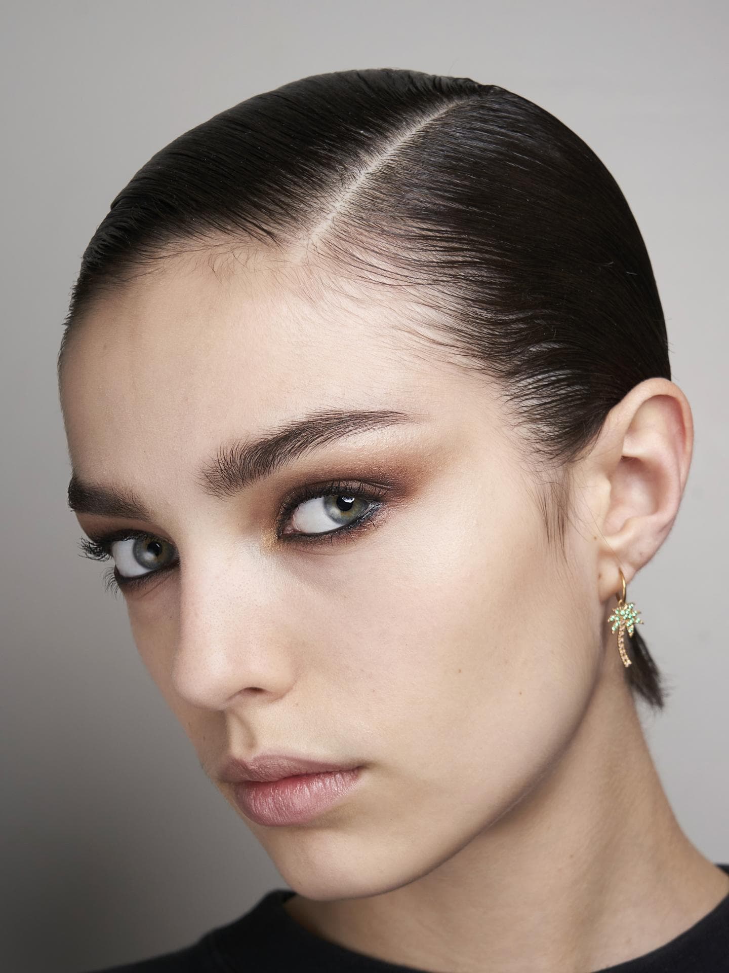 Frau mit braunem Augen-Make-up
