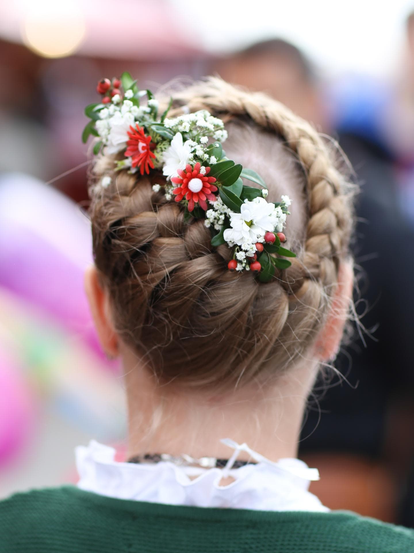 Frau trägt geflochtene Haare mit Blumen Oktoberfest