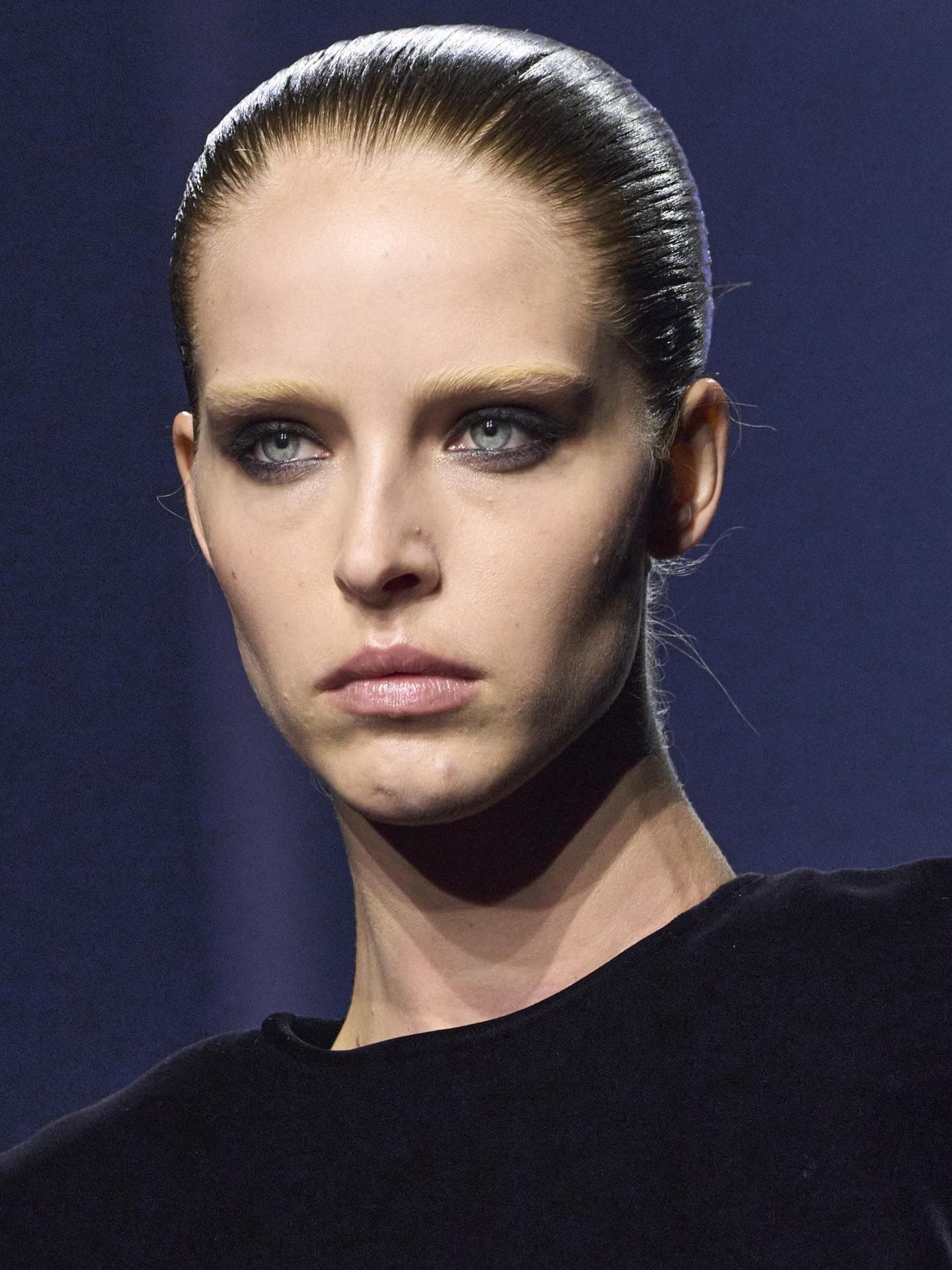Frau trägt schwarzen Lidschatten auf Fashion Show