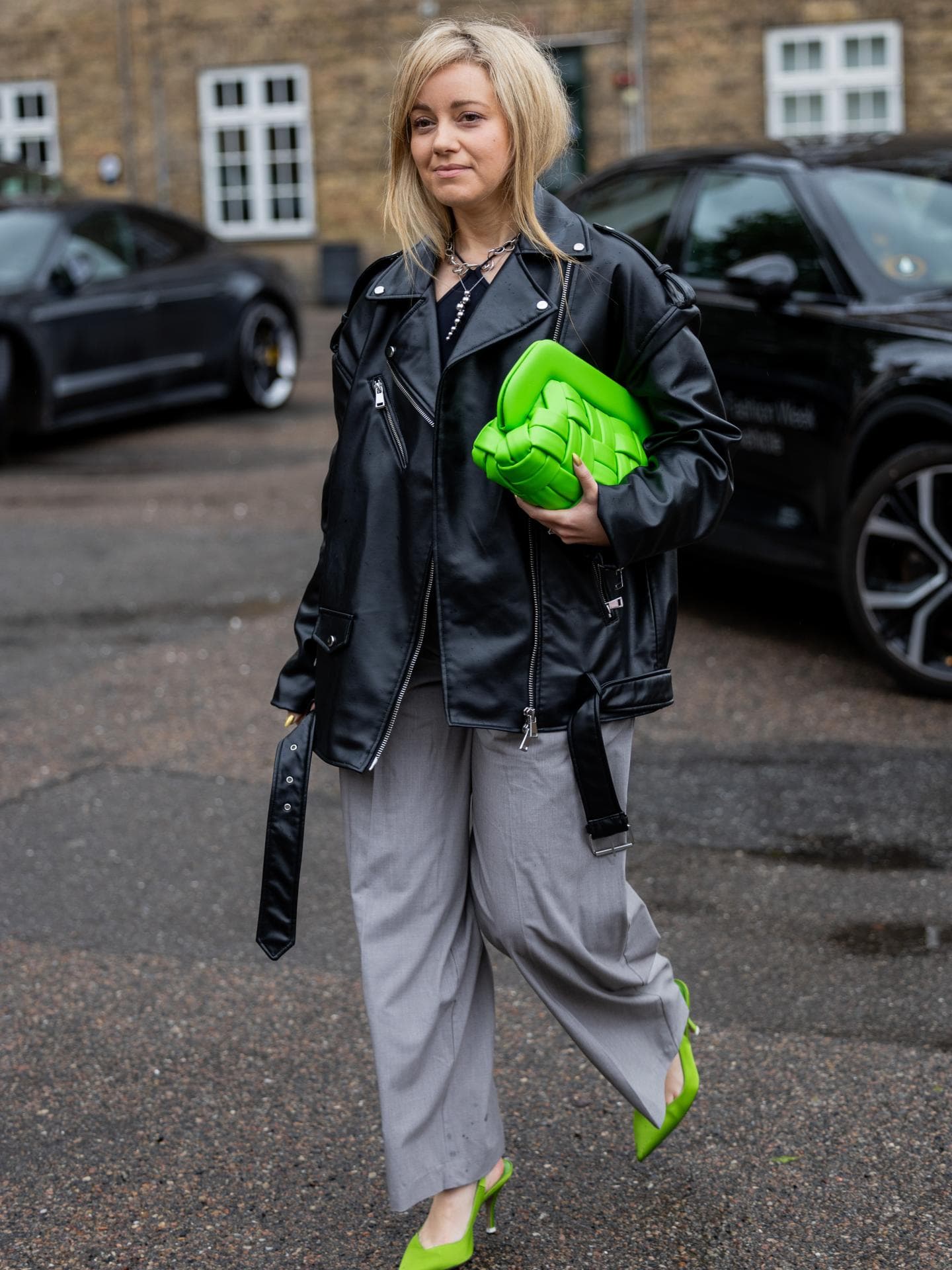 Eine Frau trägt eine Bikerjacke aus Leder