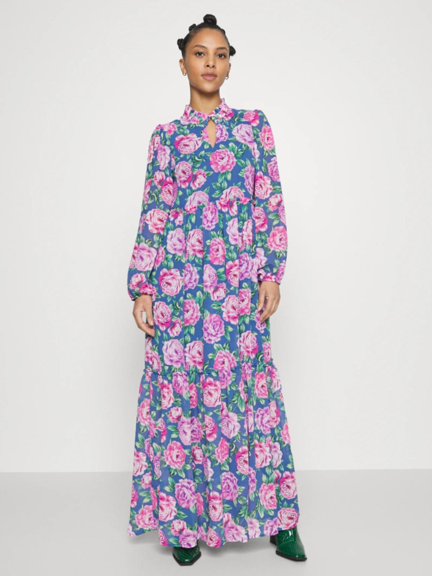 Langes Blumenkleid für kleine Frauen