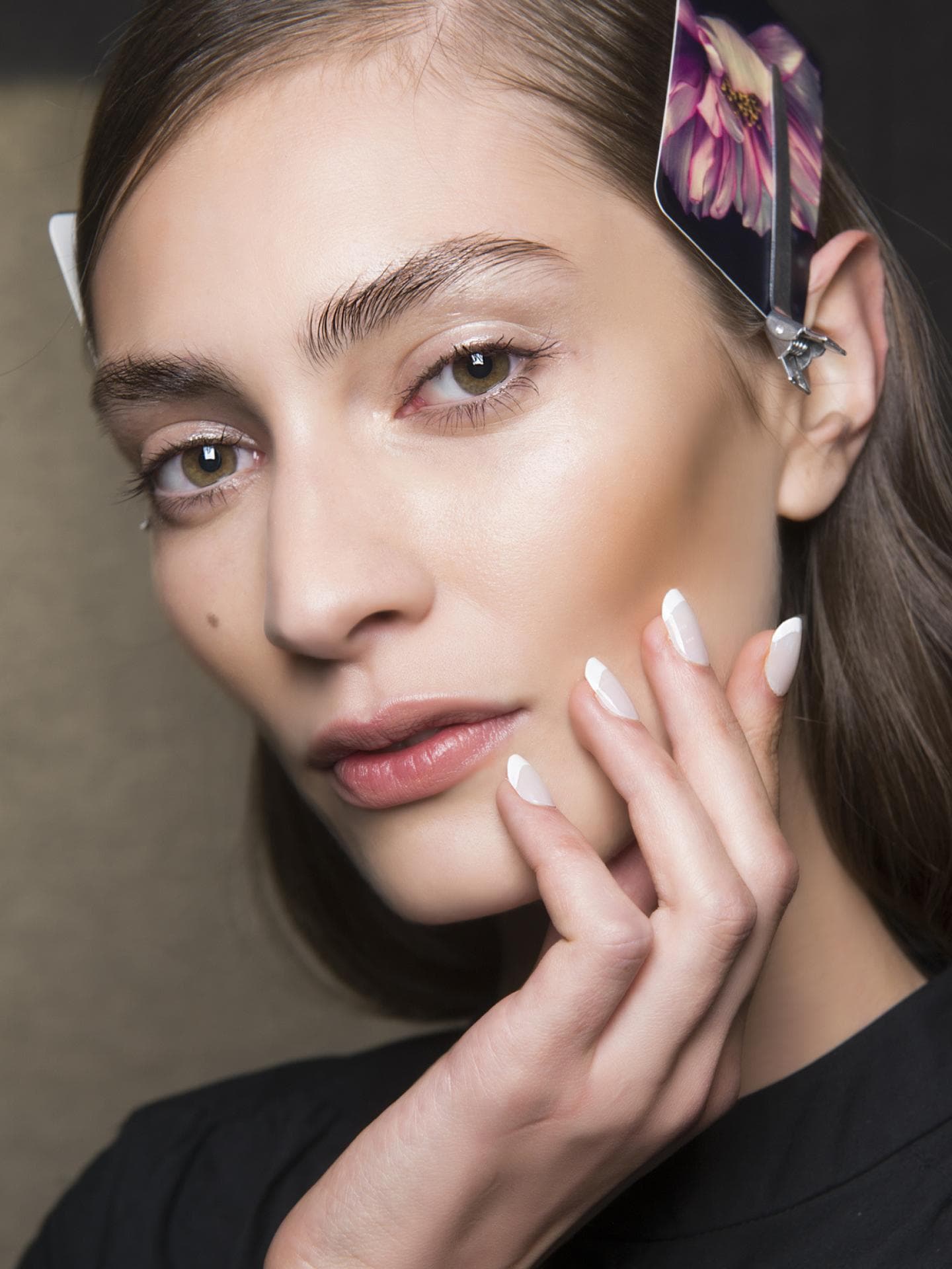 Model auf Runway Show mit French Nails