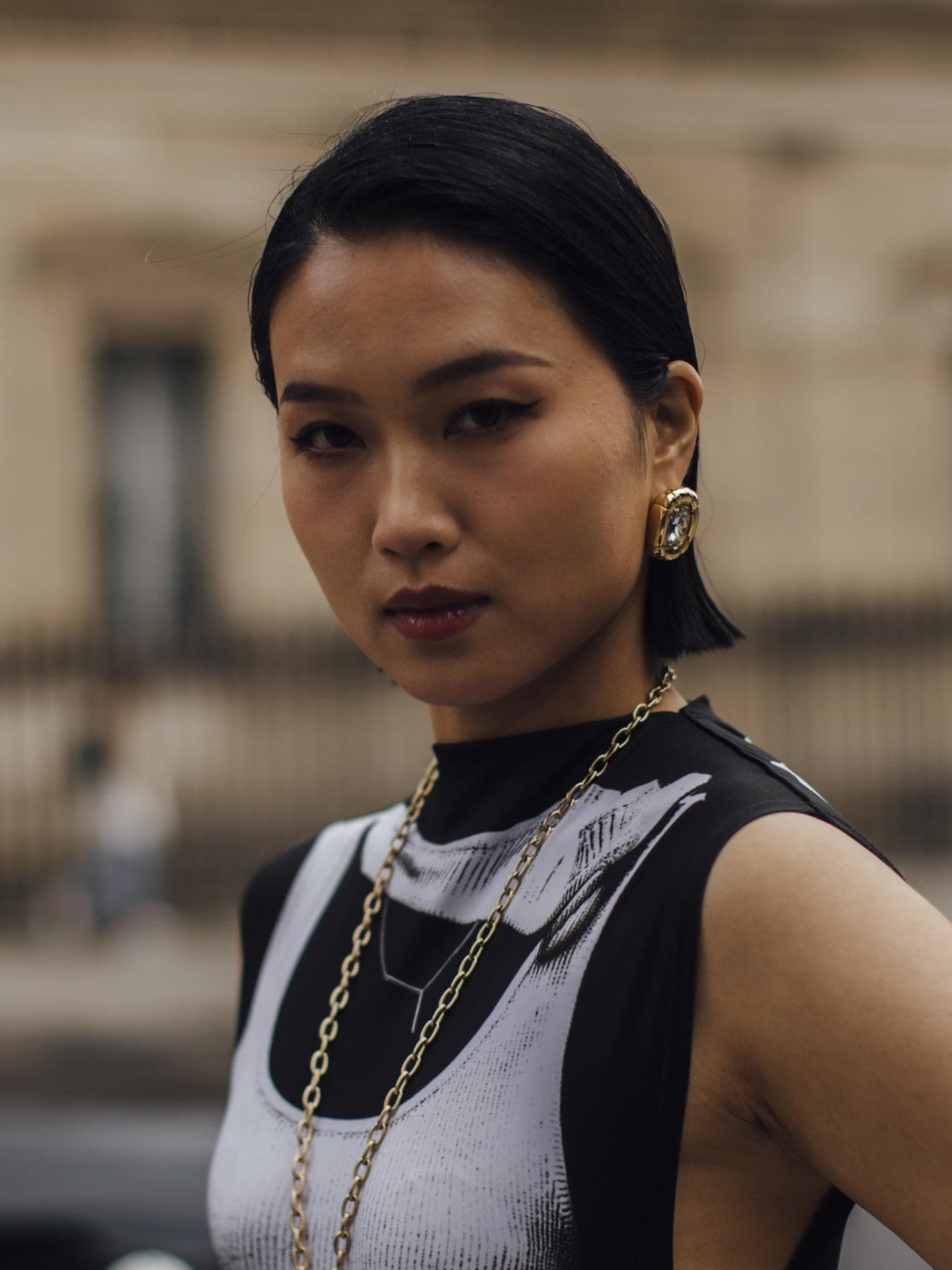 Paris Streetstyle Frau trägt glatte Haare mit leichter Außenwelle