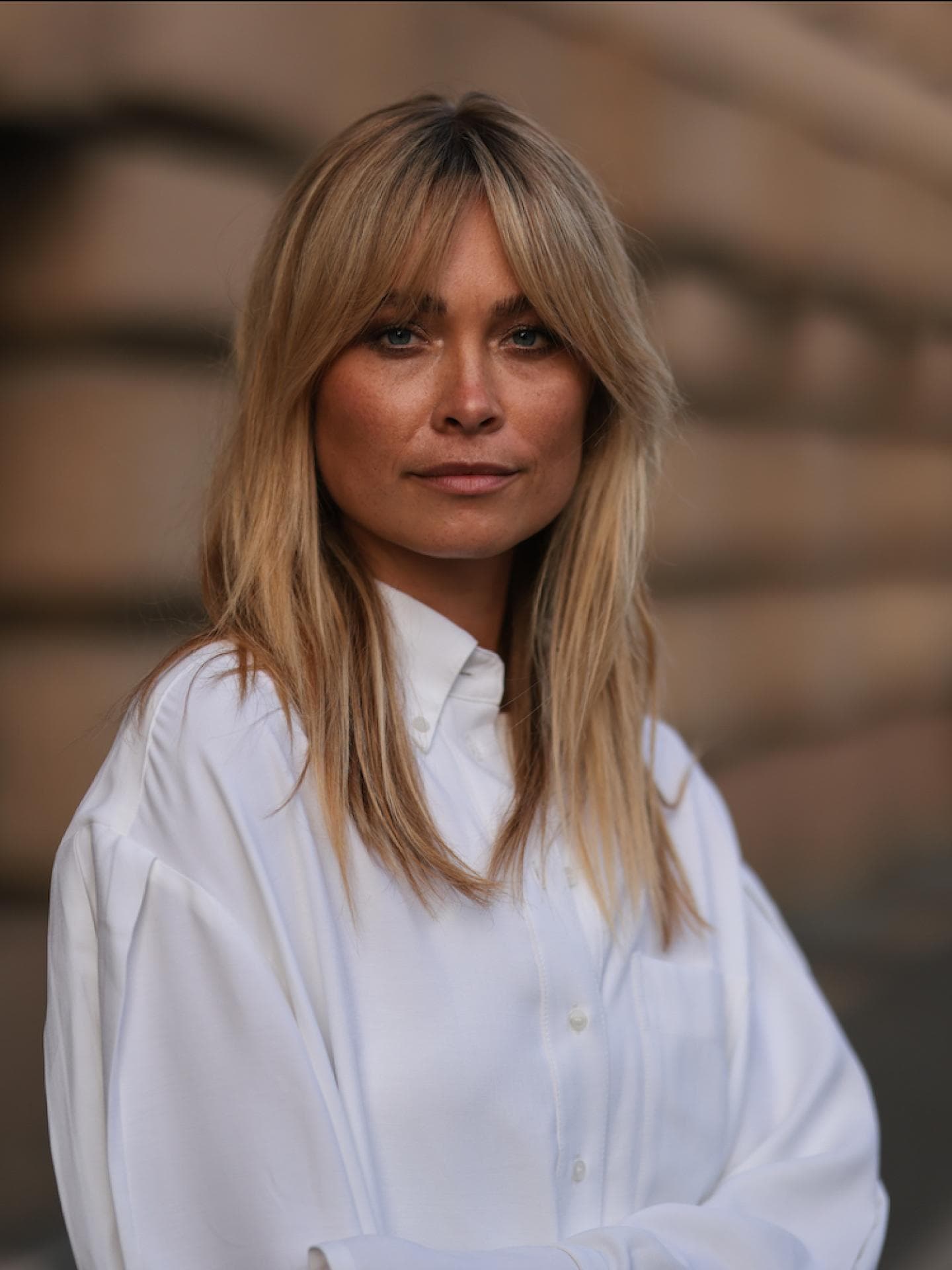 Frau mit blonden Curtain Bangs
