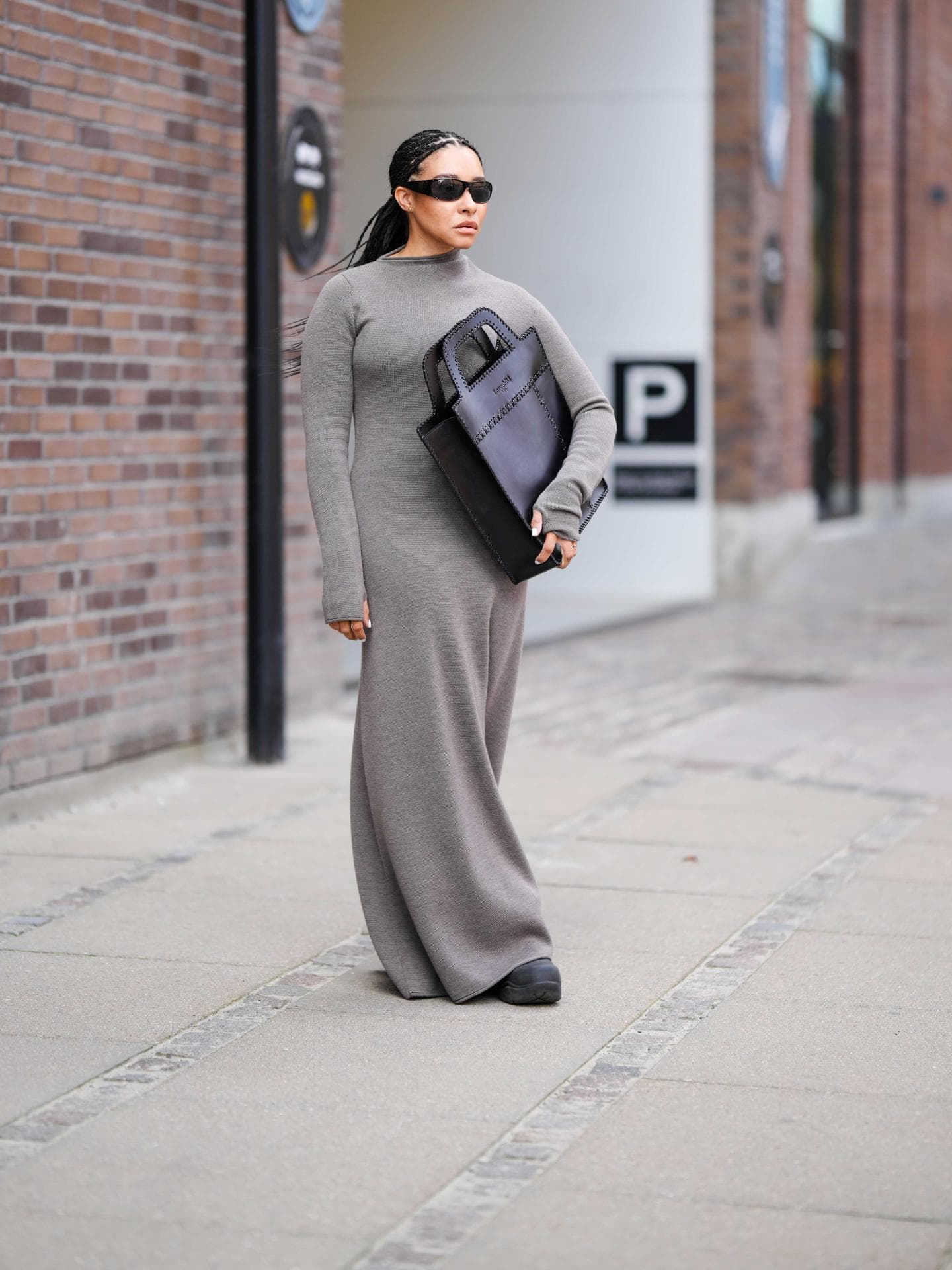 Eine Frau trägt ein Maxi-Kleid