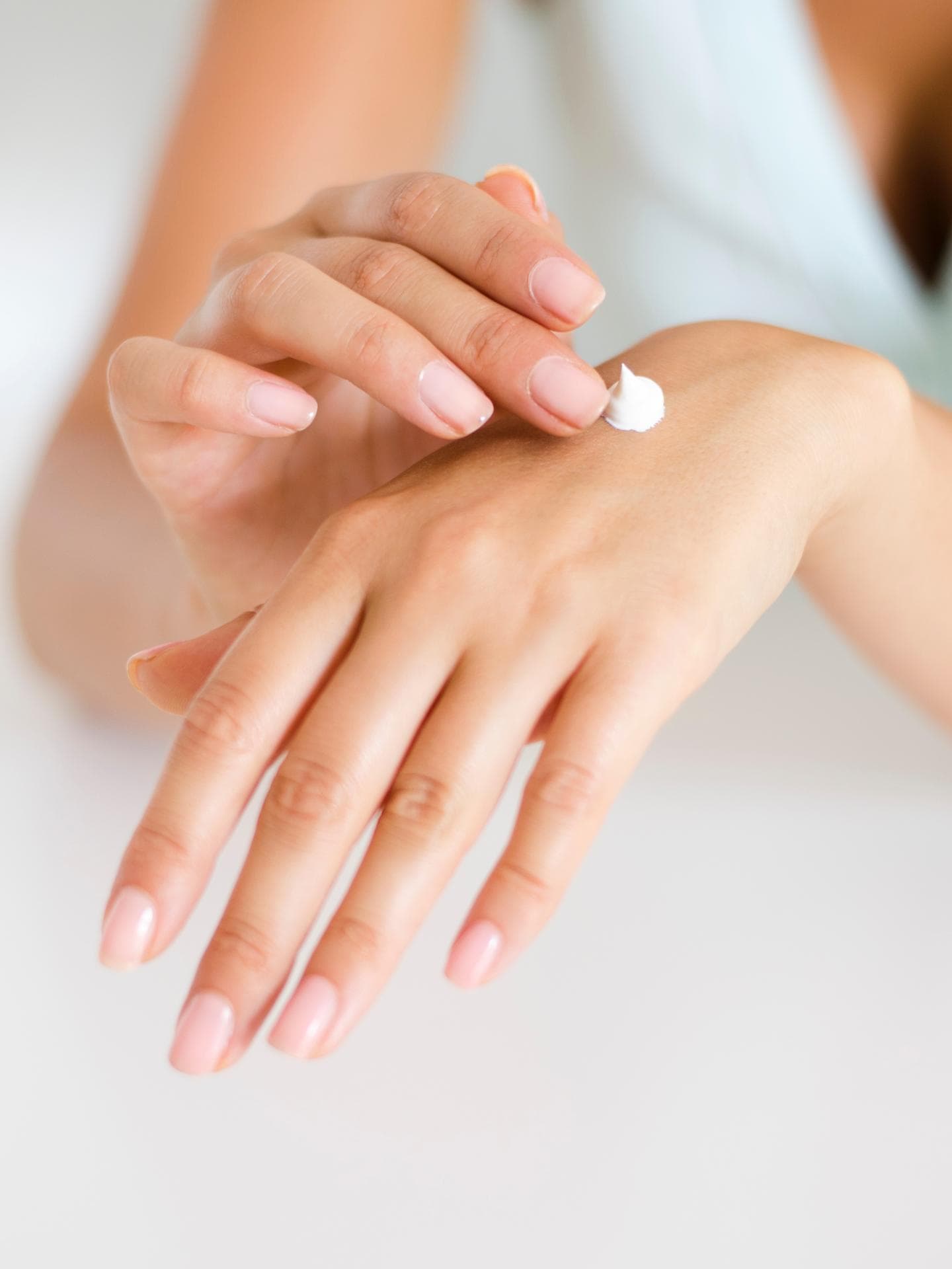 Frau trägt sich Creme auf Hand auf Handcreme Bodylotion
