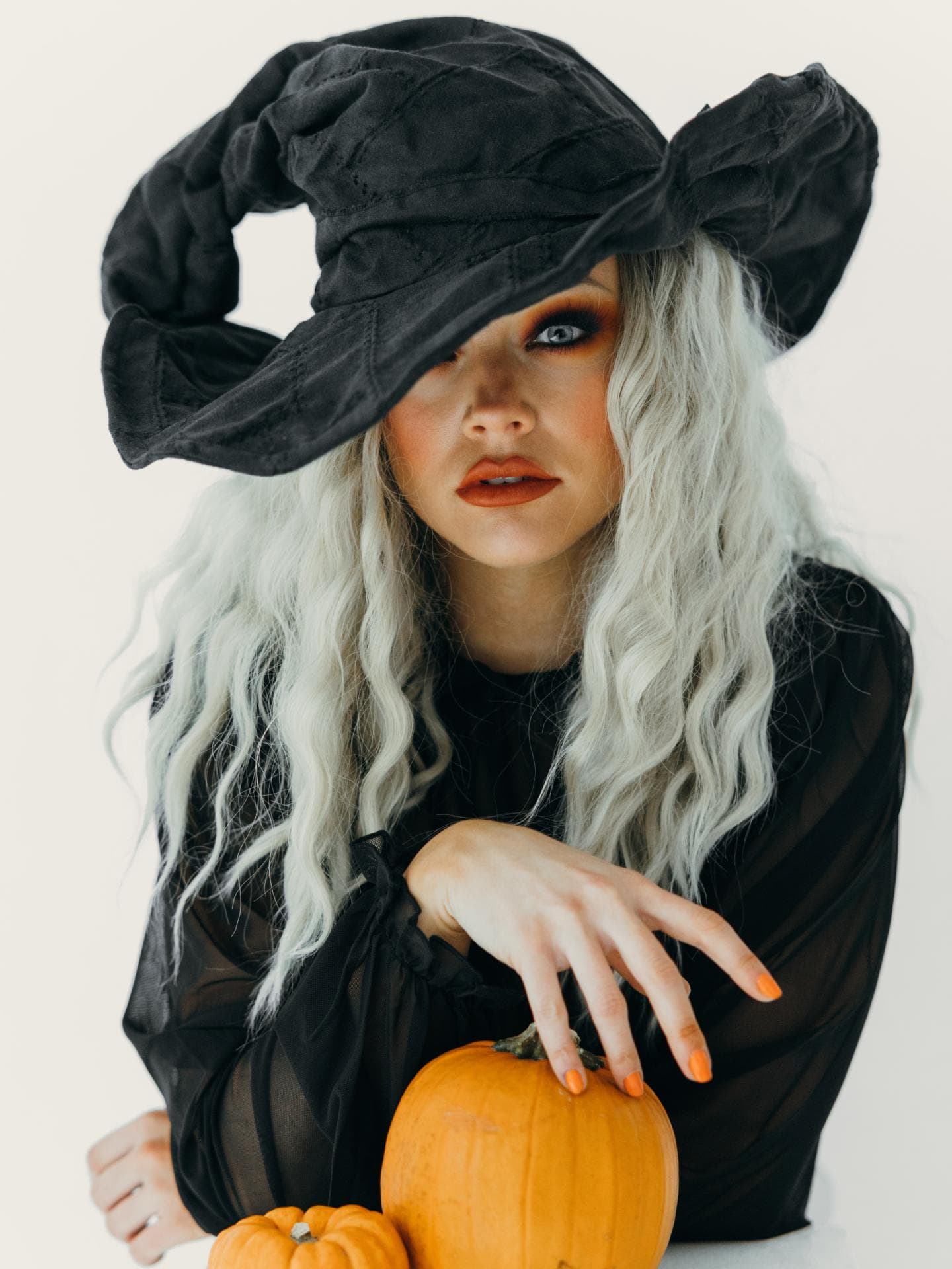 Hexe schminken: So gelingt das Halloween-Make-up Hexe schminken: So gelingt das Halloween-Make-up