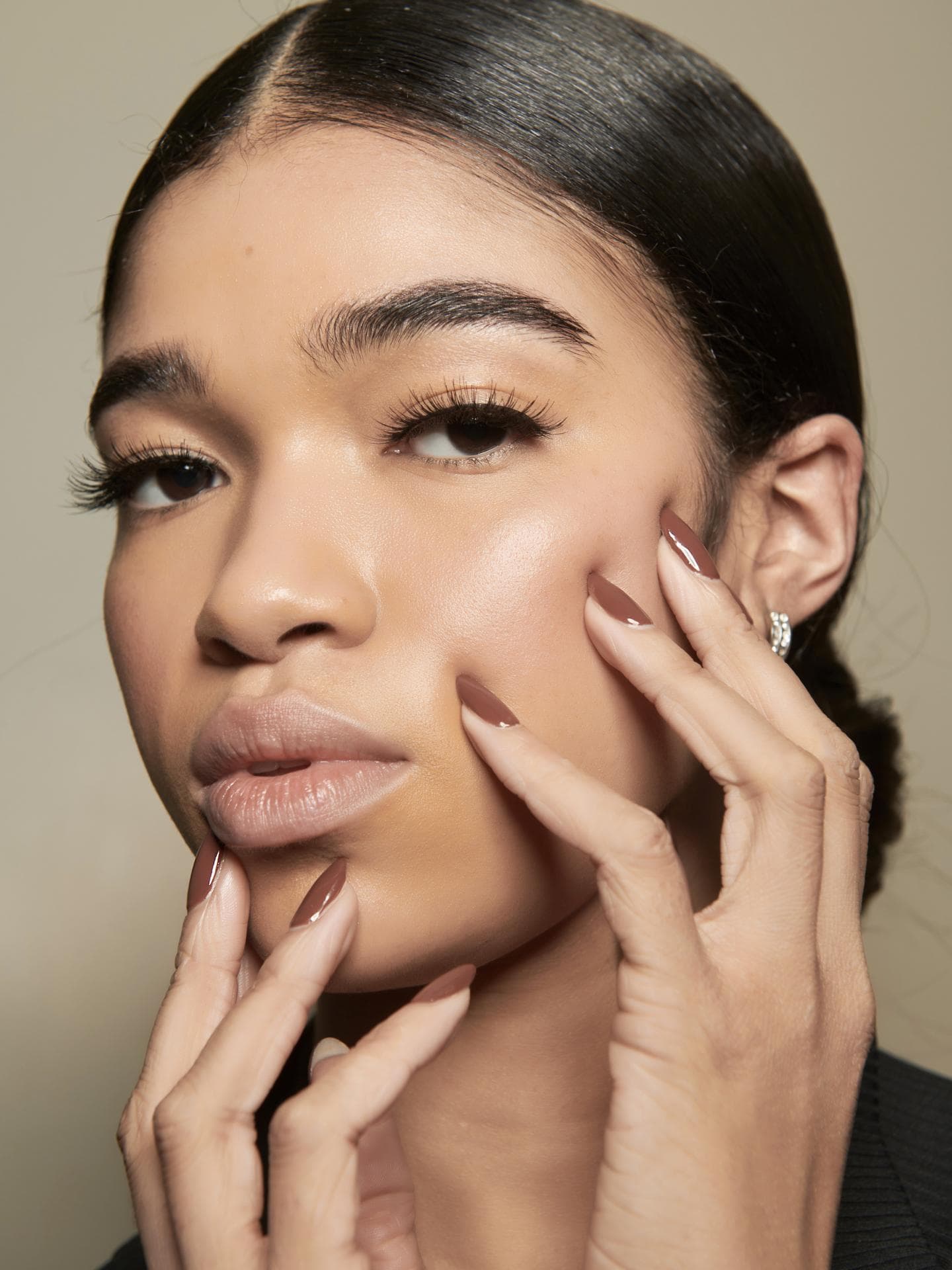 Model auf der Fashion Show von Maxwell trägt braune Nägel Mocha Nails