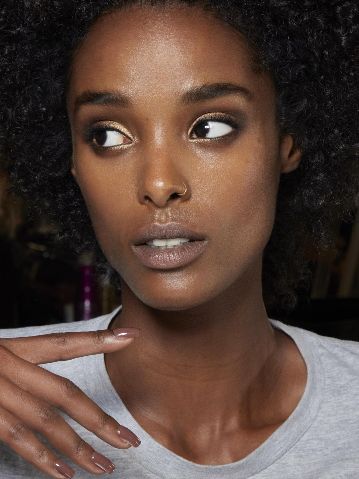 Model auf der Fashion Show von Tom Ford trägt braune Nägel Mocha Nails