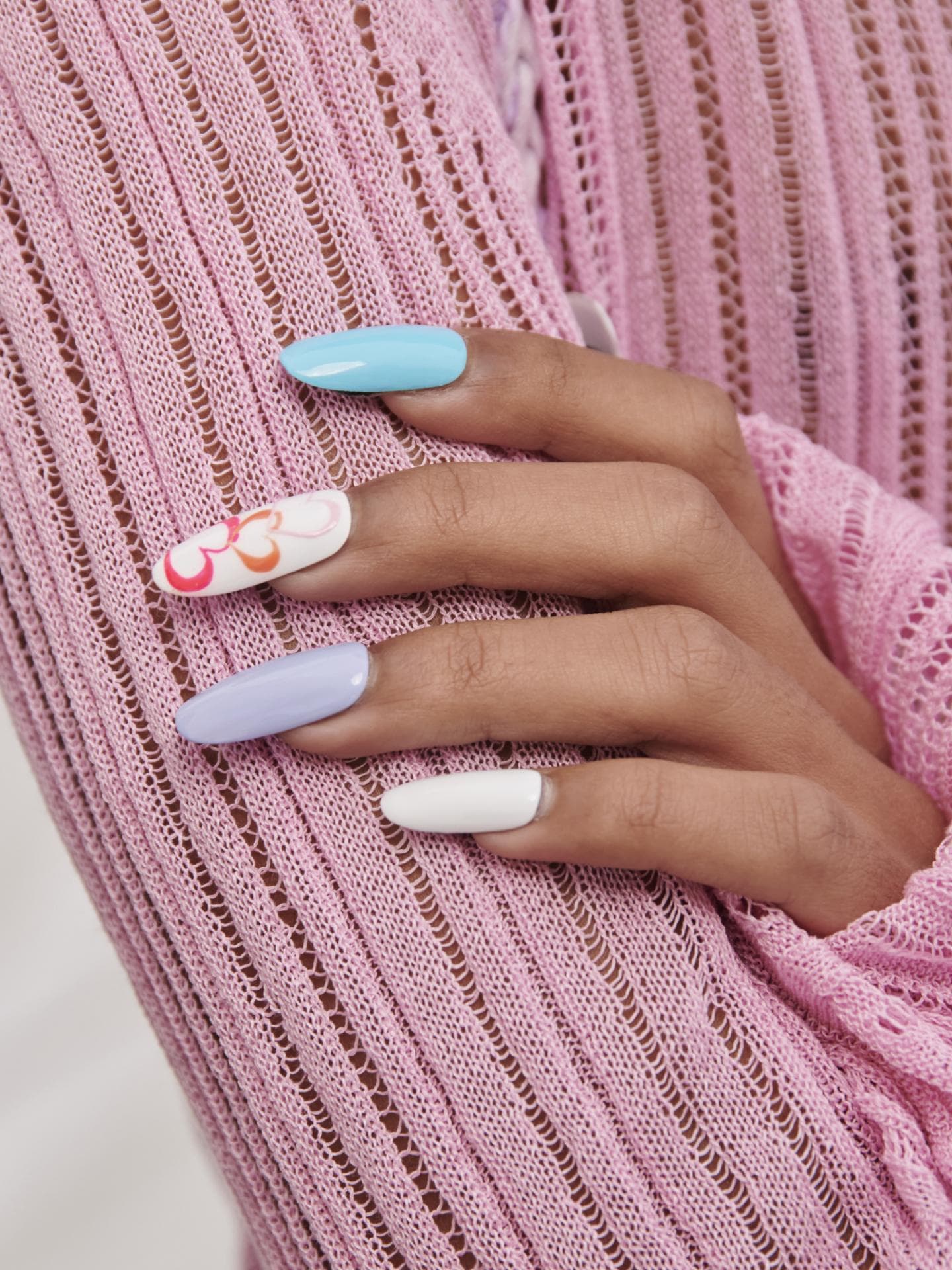 Model trägt Press On Nails auf Fashion Show Rambaldi