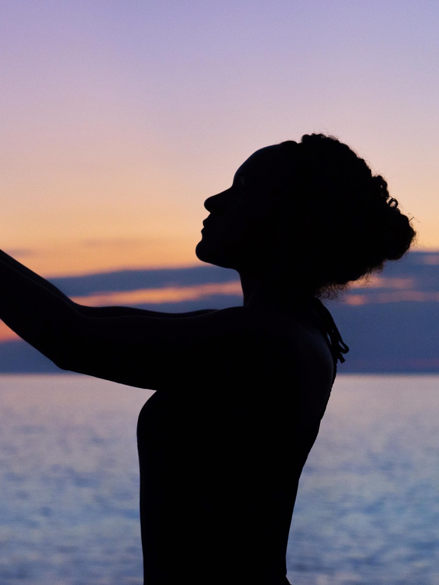 Pech-Sternzeichen Wochenende Silhouette einer Frau am Meer