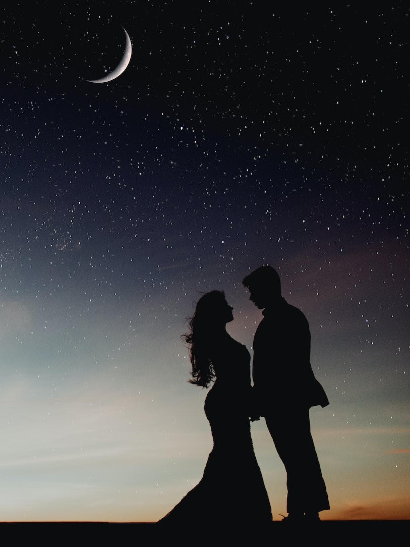 Sternzeichen – verliebtes Paar unterm Sternenhimmel