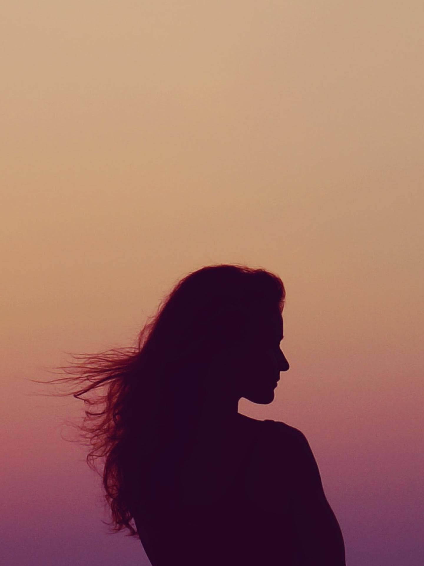 Tageshoroskop für alle Sternzeichen Frau bei Sonnenuntergang