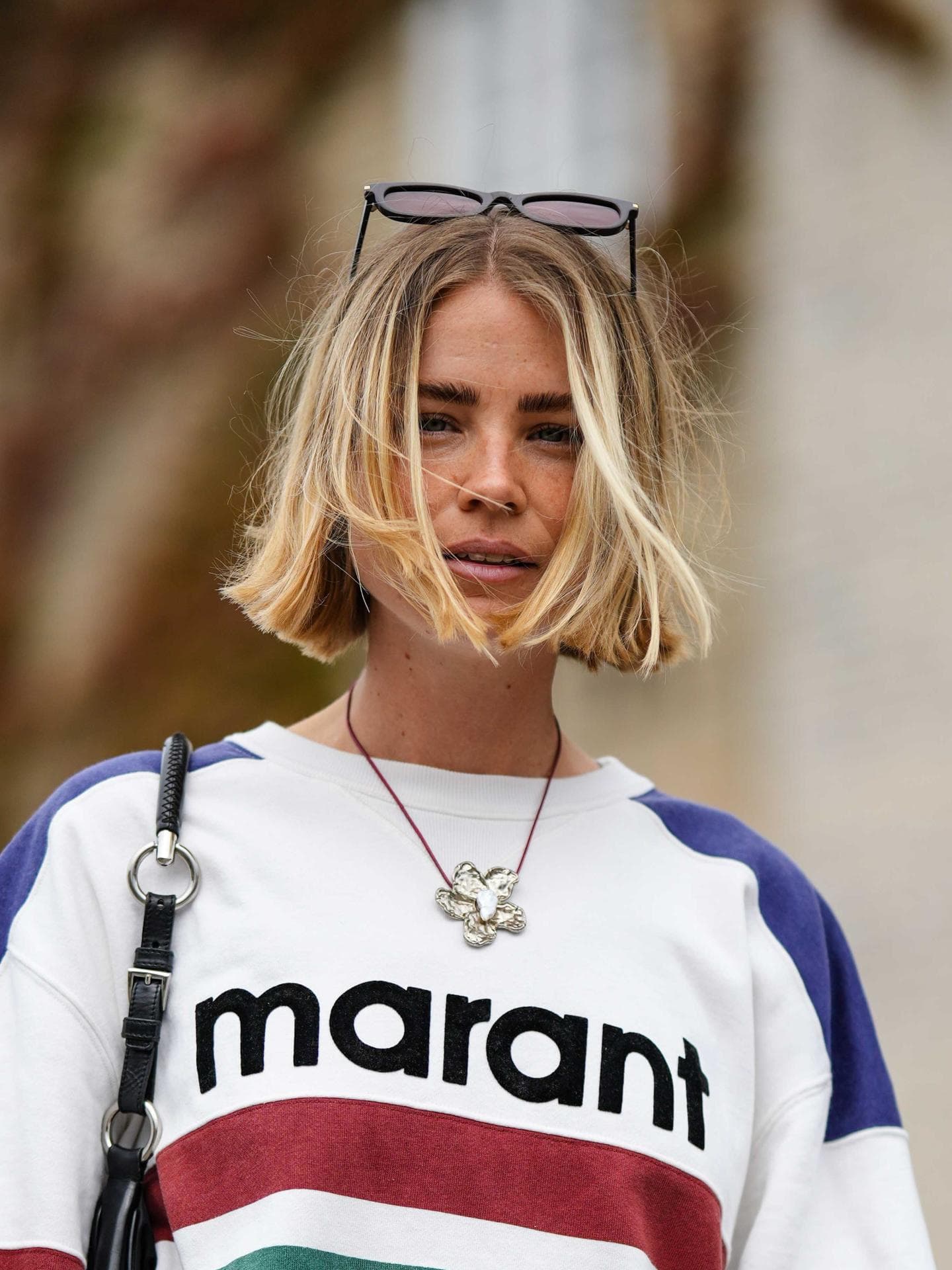 Frau trägt Long Bob
