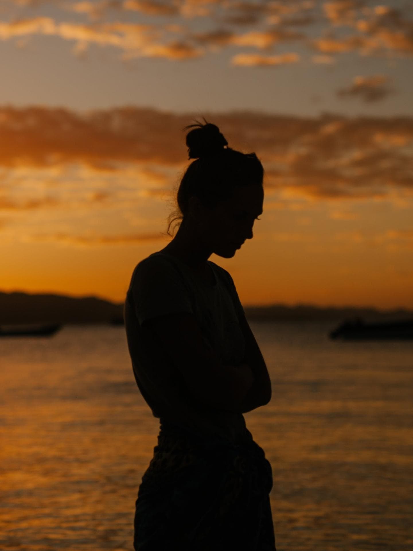 Frau vor Sonnenuntergang