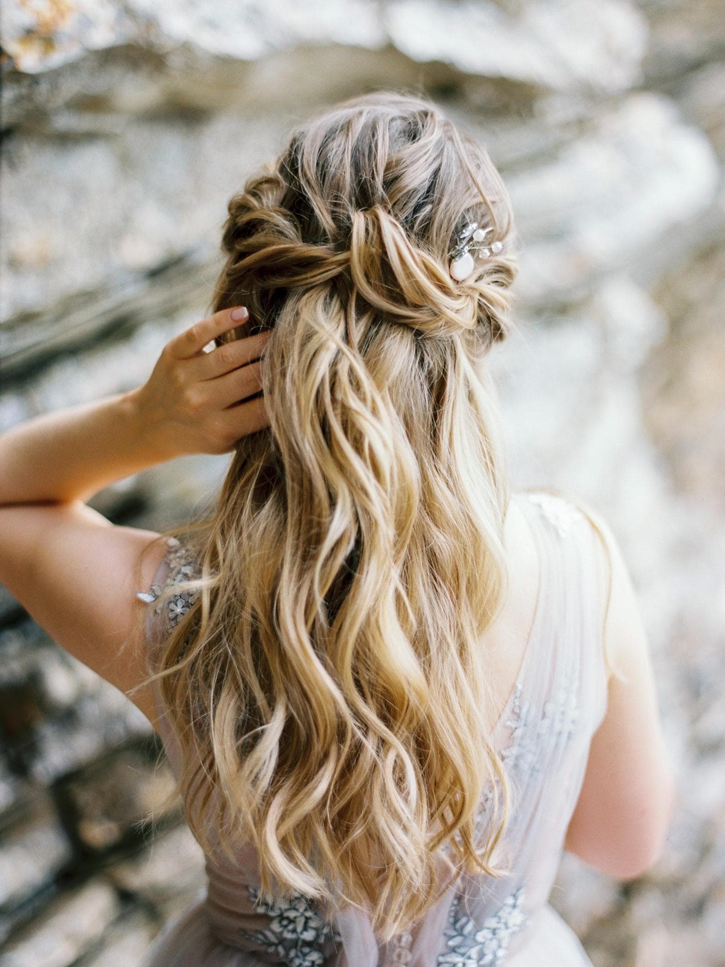 Half Updo Brautfrisur an langen, blonden Haaren