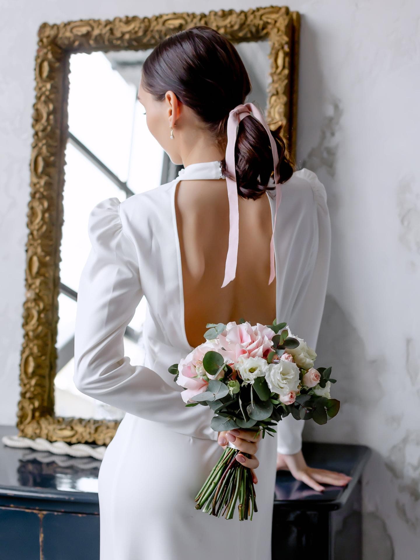 Braut mit einem Low Bun mit einer Schleife