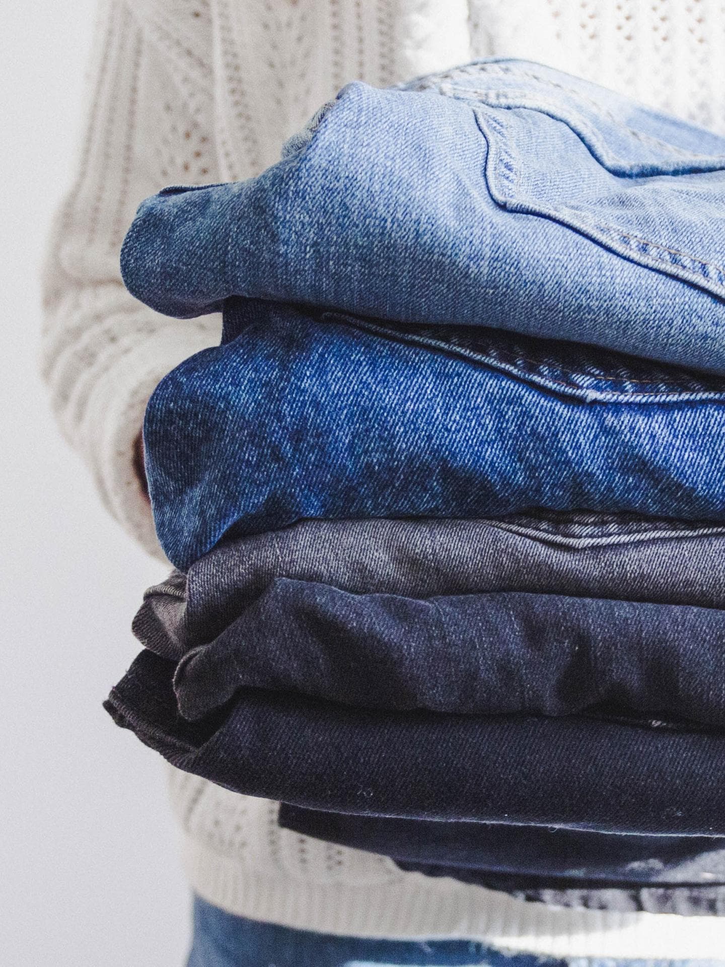 Frau trägt Jeans auf Arm
