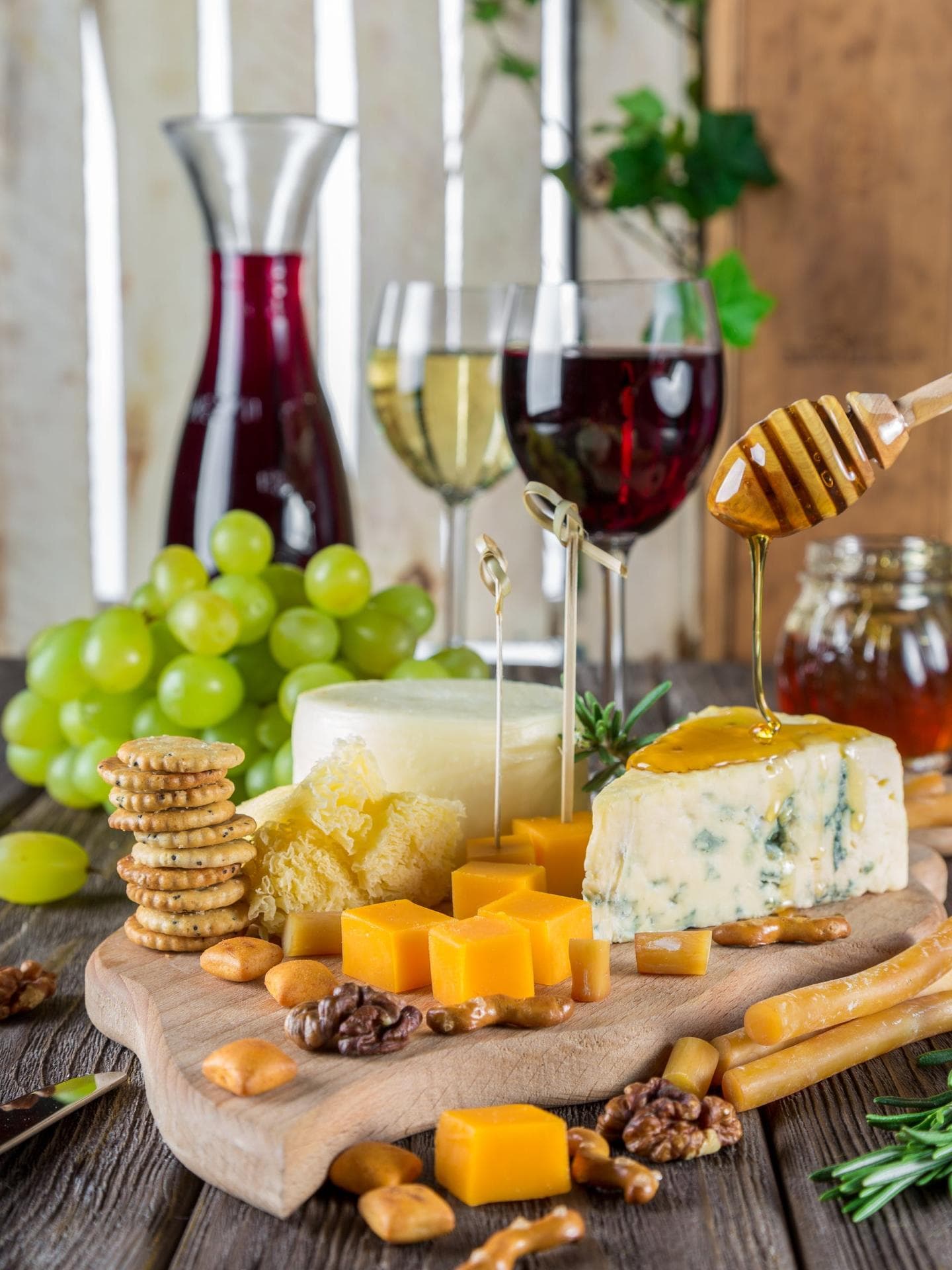 Weihnachtsgeschenke für die Mama unter 100 Euro: Käse und Wein von Cheezy