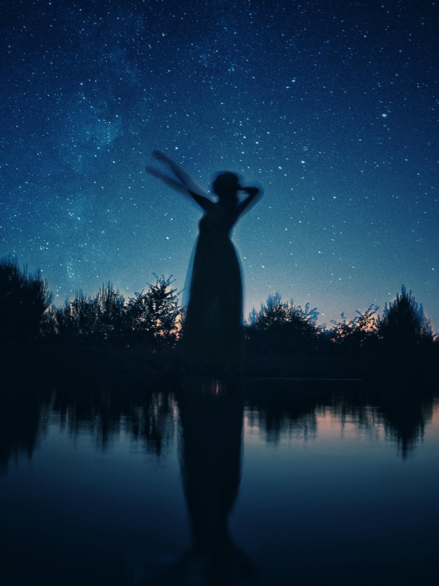 Wochenhoroskop Schattenbild einer Frau an einem See in der Nacht