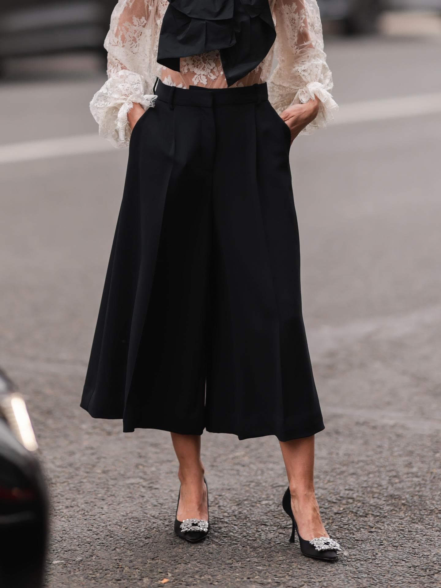 Mit diesen Styling-Trick verleihst du deinen Pumps einen festlichen Touch – in unter 3 Sekunden Frau mit glitzernden Pumps