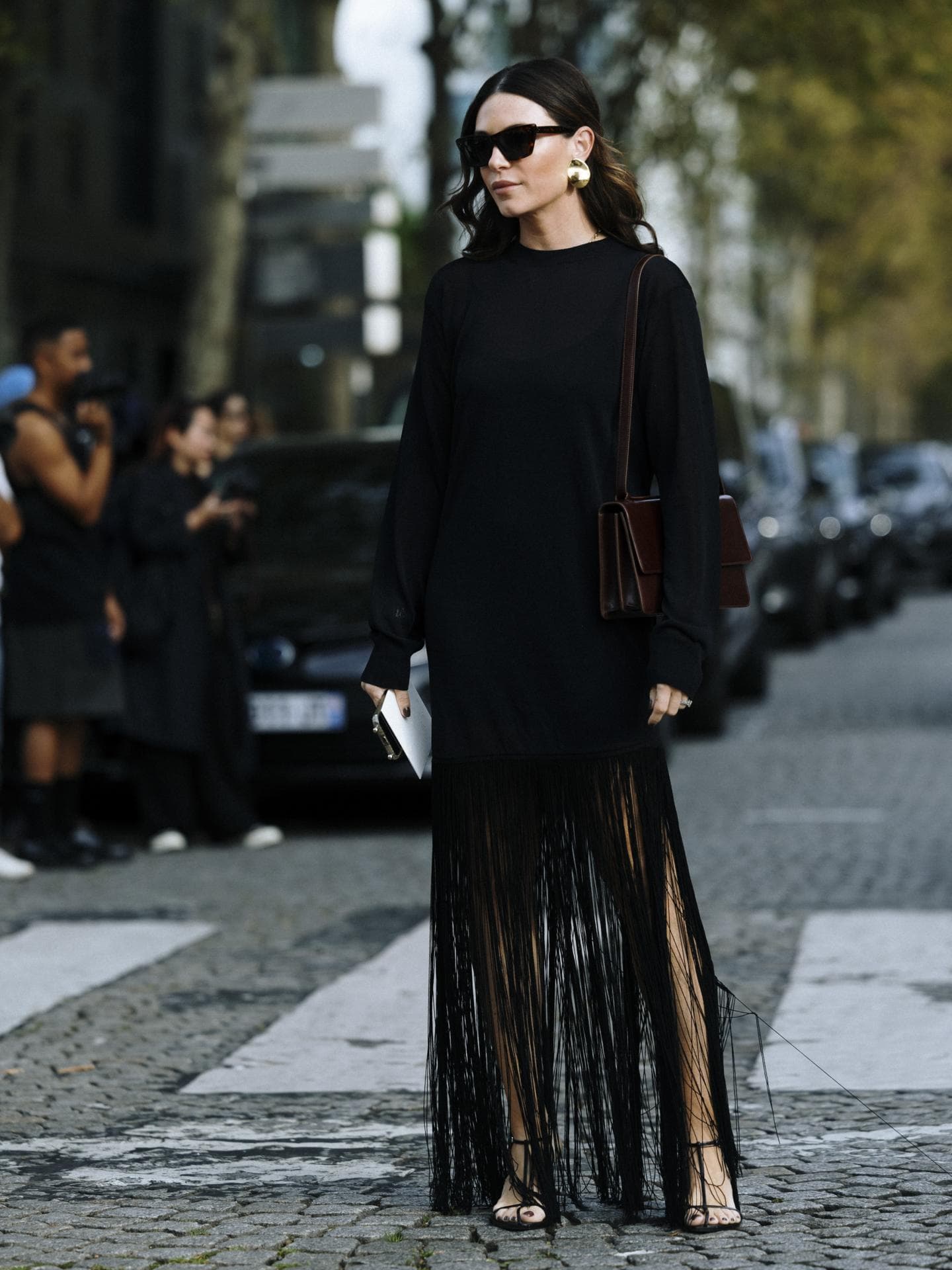 Frau trägt auf Paris Fashion Week Fransenrock Frau trägt auf Paris Fashion Week Fransenrock