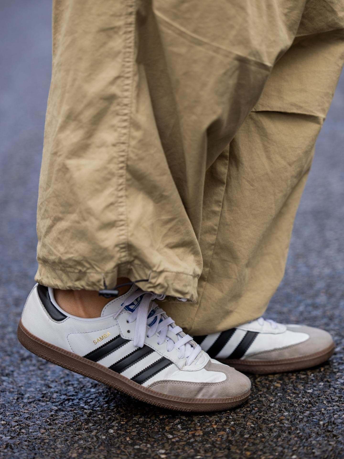 Anna Winter trägt weißen Sneaker Adidas Samba plus Cargo Hose